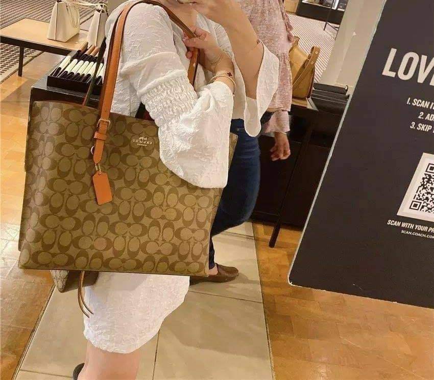 COACH 1665 MOLLIE TOTE IN SIGNATURE CANVAS กระเป๋าโท้ทใบใหญ่ ไม่ต้องกลัวของหล่นหายอีกต่อไป!! ทรงสวยใส่ของได้เยอะจริงๆ สีนี้คือคุณหนูหรูจัดมาก!! วัสดุหนังแคนวาสเคลือบลาย ภายในโล่งกว้าง มีช่องซิปกลางใส่ของได้อีก สะพายใบนี้ไปต่างจังหวัดได้สบายๆ ตอบโจทย์สาวๆท