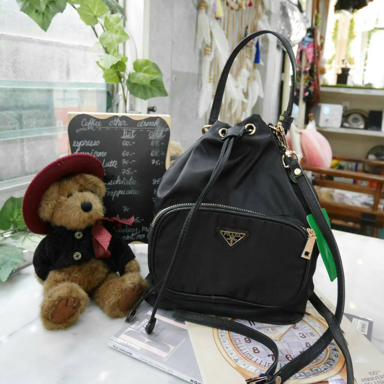 ใครๆก็หลงรัก **ทรงขนมจีบ 🐰 งานพรีเมี่ยมกิ้ฟ จากเคาเตอร์ต่างประเทศ จากแบรนด์ PRADA ค่า เป็นกระเป๋าผ้า nylon silk เนื้อหนาซับในอย่างดี จุดเด่นคือ กระเป๋าสามารถ ปรับ ได้ 2 ทรงคือ ผูกเชือกกระเป๋า หรือ ดึงเชือกปรับเป็นสายไว้หิ้วได้ด้วยคะ น้ำหนักเบา ถือ