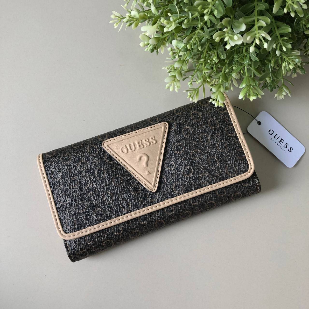 Guess long wallet กระเป๋าสตางค์ใบยาว ภายในมีช่องใส่ธนบัตร, บัตร, ช่องใส่รูป และช่องซิปใส่เหรียญด้านหลังค่ะ