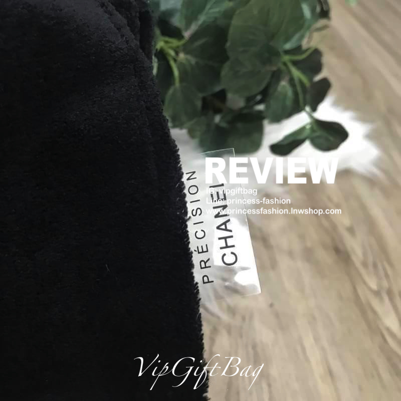สีดำ MUST HAVE ITEM 2019 !! รุ่นยอดฮิตของ *วัยรุ่นสายสตรีท ทั่วโลก จากงาน CHANEL VIP GIFT *ของแท้100% *มีป้ายNOTFORSALE เป็นกระเป๋า ใบสวยรุ่นหายาก ขนาดกำลังดี ใช้ได้ทั้งหญิงชายเลยค่ะ ขนเฟอร์นิ่มมากกก เก็บของอย่างดี น้ำหนักเบา ด้านในมีช่องใส่ของจุกจิก MIX
