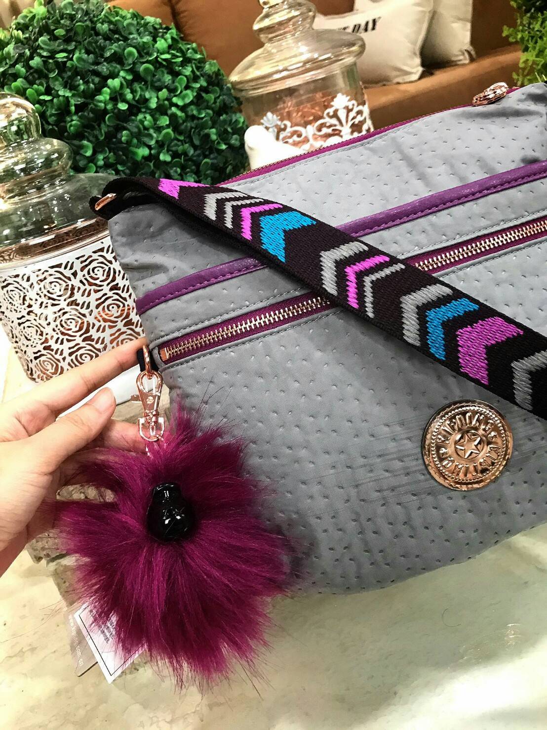 KIPLING ART O SHOULDER BAG กระเป๋าสะพายวัสดุ Nylon+Polyester 100% เปิดปิดด้วยซิปสะดวกใช้หัวซิปเเบรนด์ ภายในมีช่องซิป ช่องใส่มือถือ และสายคล้องพวงกุญแจ ด้านหน้ามี 2 ช่องซิป ด้านหลังมี 1 ช่องซิป สายสะพายยาวเลื่อนปรับได้จะสะพายข้างหรือ Crossbody ฿ก็ดูดี มาพร