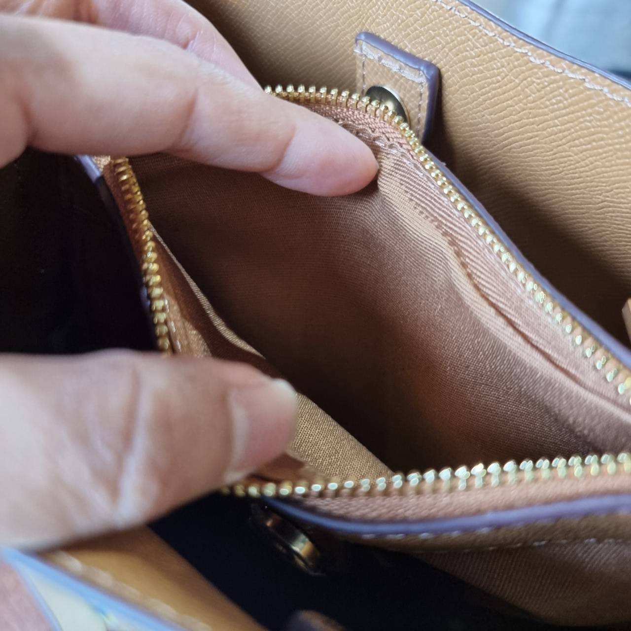 OUTLET 】COACH C3411 SMALL TOWN BUCKET BAG IN SIGNATURE CANVAS WITH DAISY PRINT สวยสดใสมาให้ถึงบ้านจ้า!! กระเป๋าทรงบัคเก็ตยอดฮิต รอบนี้น่ารักมุ้งมิ้งไม่เลิก ดีไซน์ลายดอกเดซี่คละรอบใบ วัสดุหนังแคนวาสเคลือบลาย ปากกระเป๋าเปิด-ปิดด้วยกระดุมแม่เหล็ก 2ฝั่ง มีหูจ