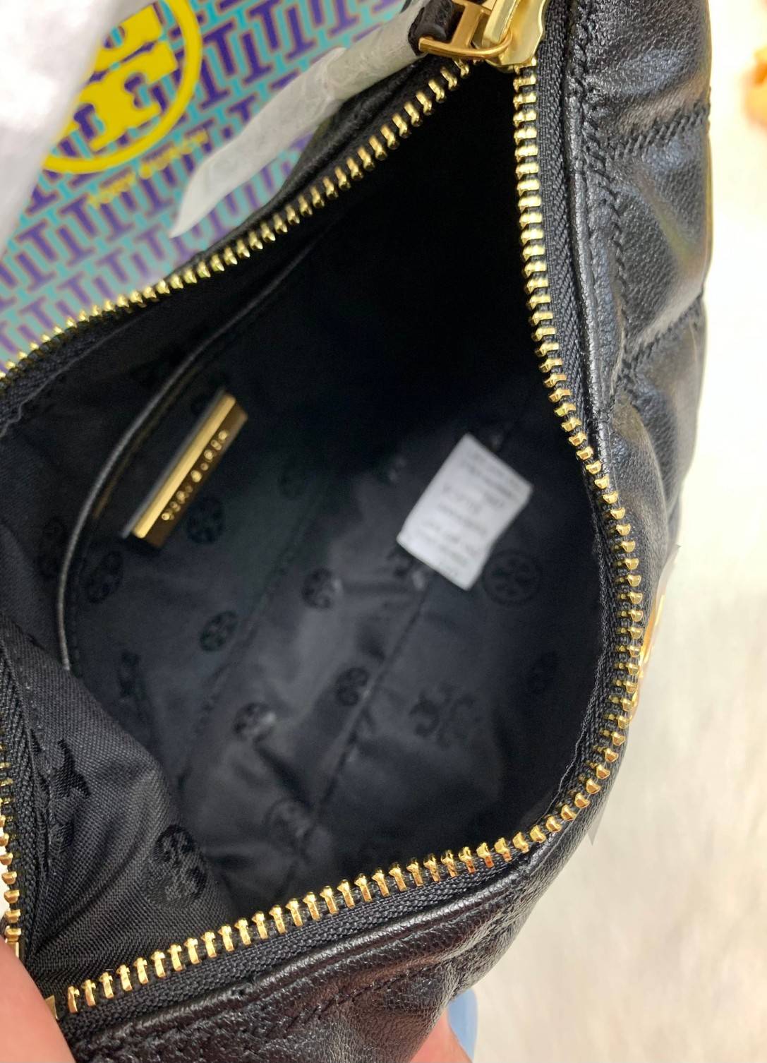 TORY BURCH WILLA MINI HOBO พร้อมส่งที่ไทย น้องน่ารัก กระทัดรัด น่าใช้มากๆเลยค่าา! กระเป๋หิ้วหรือสะพายข้างได้ ทรสวย หนังแท้อย่างดี หนังนิ่มลายนวม สวยมากๆค่ะ เปิดปิดกระเป๋าแบบซิป ภายในโล่งสามารถใส่กระเป๋าเงินใบยาวได้;ของจำเป็นอื่นๆได้พอประมานเลยนะคะ พร้อมช่