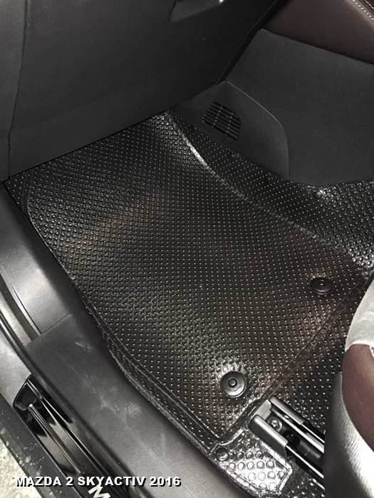 พรมปูพื้นรถยนต์ MAZDA 2 SKYACTIV 2014-2024 กระดุมเม็ดเล็กรีดขอบ สีดำ เต็มคัน เข้ารูป