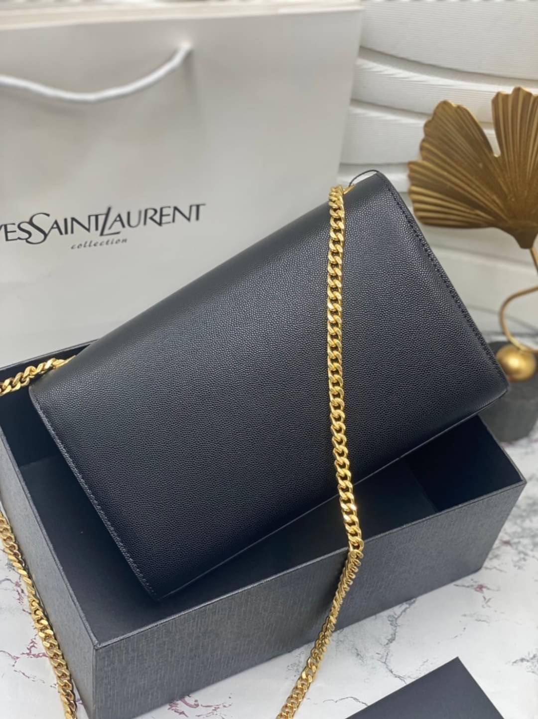 YSL kate medium chain bag in grain de poudre embossed leather 24cm กระเป๋าสะพายแบรนด์หรู รุ่นฮิตลอดกาล งานสวยดูดีมีระดับ ปั้มทุกจุด ขนาดกระทัดรัดกำลังดี มาพร้อมาสะพายโซ่ยาว เลื่อนปรับเป็น 2 แถว เพื่อสะพายเป็นสายสั้นได้ ด้านในโล่งกว้าง ใส่กระเป๋าสตางค์ใบยา