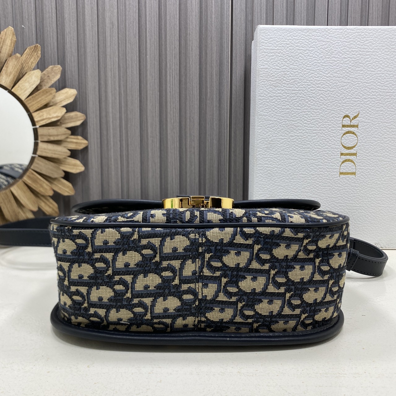 ORI หนังแท้ | DIOR Satchel Medium 30 Montaigne Dior Oblique jacquard fabric กระเป๋าสะพายไอเทมใหม่ประจำ Fall 2025 ยกระดับไลน์ 30 Montaigne ด้วยดีไซน์แบบแคชชวลที่เสริมด้วยรายละเอียดสุดประณีตบรรจง จากผ้าแจ็กการ์ดลาย