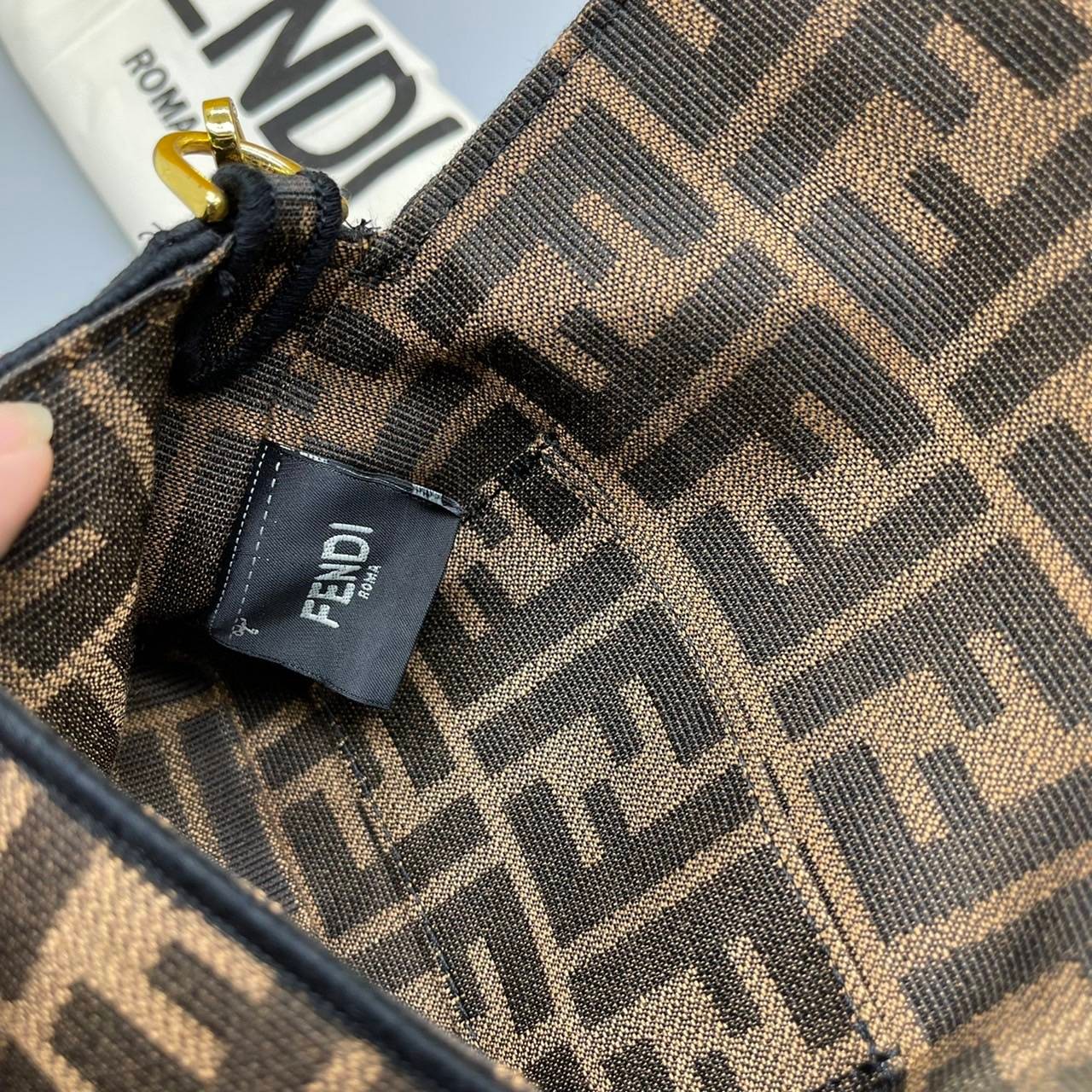 MINI || FENDI VINTAGE BAGUETTE SHOULDER BAG 2size ORI Grade ใช้งานต่างประเทศได้ กระเป๋าสะพายทอลายโมโนแกรม อะไหล่ทองหรูหรา มี 2 ขนาด ทนทาน มาพร้อมสาย 2 แบบ สำหรับคล้องแขน และสายครอสบอดี้ เปิด-ปิดด้วยกระดุมแม่เหล็ก ภายในเป็นช่องโล่ง ใส่โทรศัพท์ พร้อมเสิร์ฟค