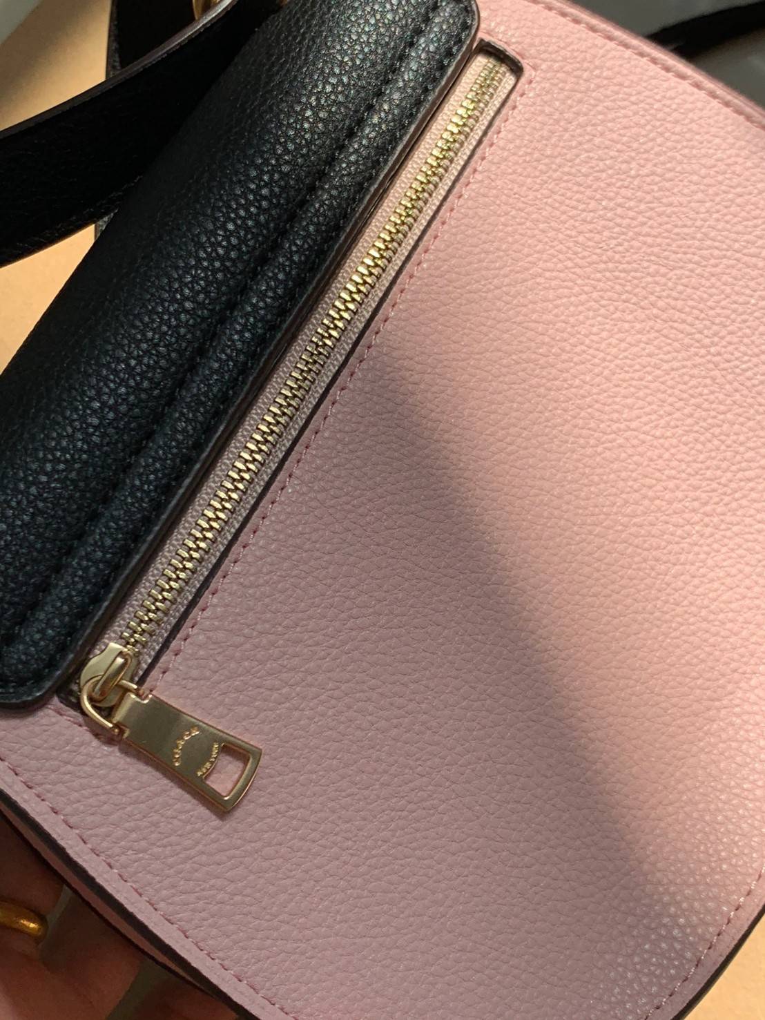 OUTLET 】COACH REMI SADDLE BAG IN COLORBLOCK ((1330)) รุ่นแนะนำ คลาสสิคน่าใช้มากๆ วัยใสๆใช้ดีค่ะ 😘 พร้อมส่งที่ไทยอีกครั้ง! กระเป๋าสะพายข้าง//ครอสบอดี้ร์//หรือทบเป็นสายคู่สะพายไหล่ได้ค่ะ แล้วแต่ชอบเลยค่ะ! วัสดุหนังแท้ ลายหนังสวยมากๆค่ะรุ่นนี้ หลงรัก