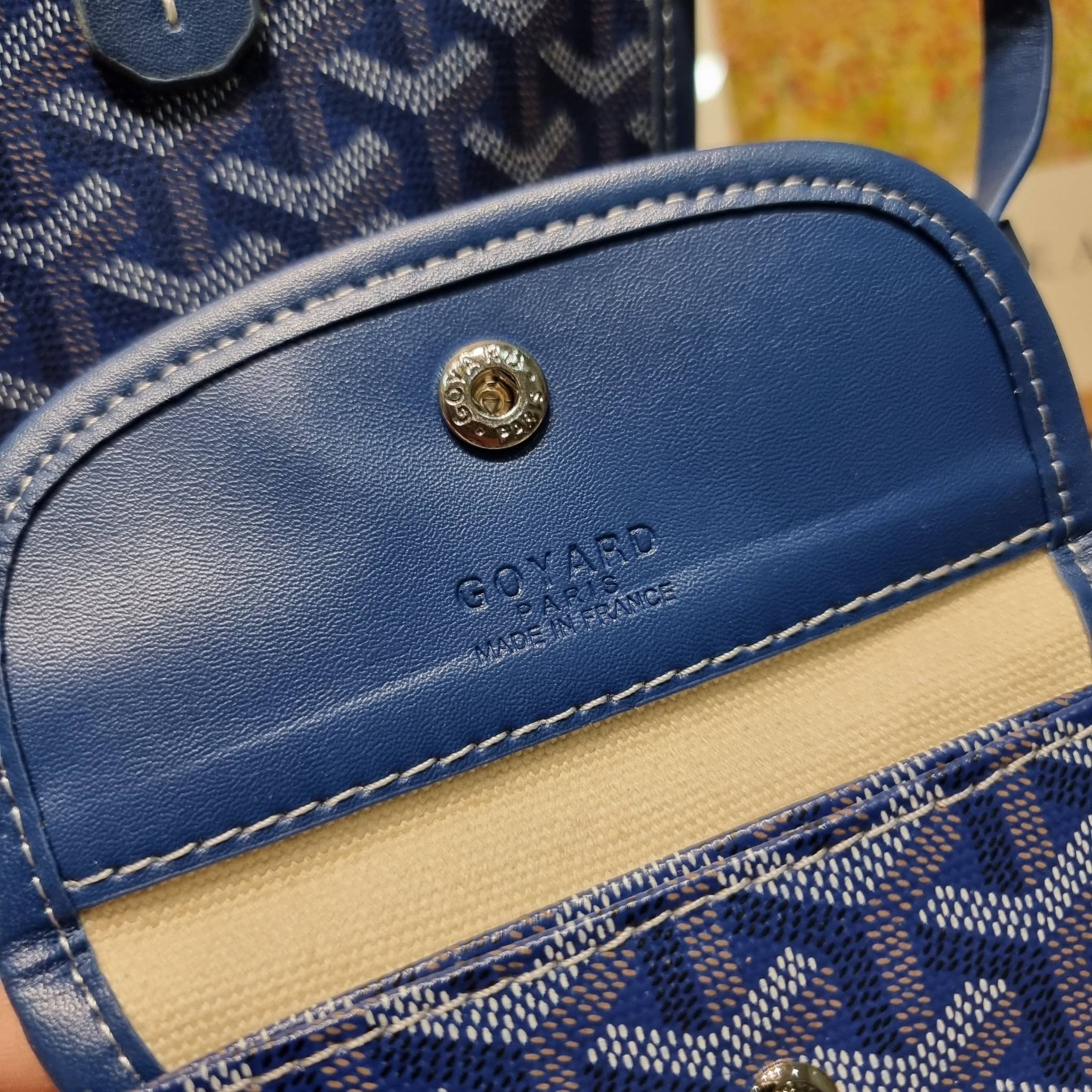 GOYARD MINI ANJOU REVERSIBLE TOTE ฮอตไอเท็ม กับกระเป๋าสะพายทรงโท้ท ไซส์มินิ กะทัดรัดมาก มาครบสีขายดี เลิศทุกสี รูปทรงคลาสสิค ดีไซน์เป็นเอกลักษณ์ ใช้งานได้หลากหลาย สามารถกลับด้านใช้ได้แบบไม่มีเบื่อ