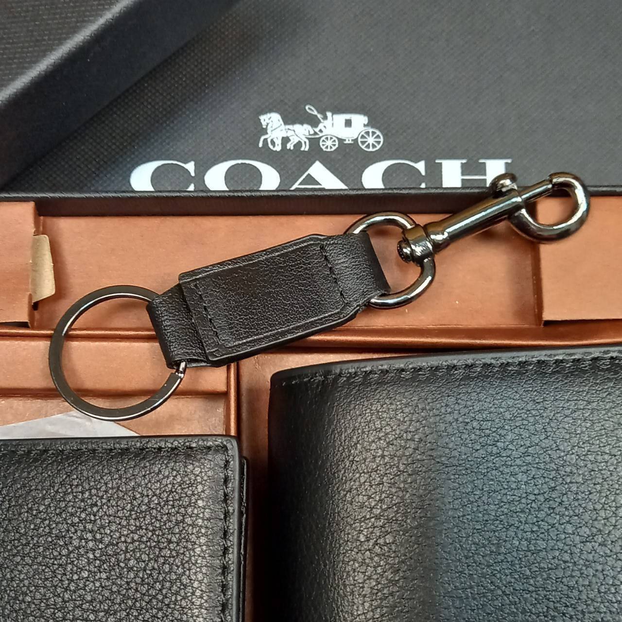 COACH COMPACT ID WALLET IN SPORT CALF LEATHER WITH KEY FOB LIMITED BOX(COACH F74991)🍁BOX SET กระเป๋าสตางค์ใบสั้น มาพร้อมใบลูกแบบแพ๊คคู่+และพวงกุญแจ//วัสดุหนังแท้ หนังนิ่ม เนื้อสัมผัสคือดีมากๆ ยิ่งจับ ยิ่งดูดี มาดเข้มบาดลึกลงตัวมาก ดูมีเสน่ห์น่าค้น