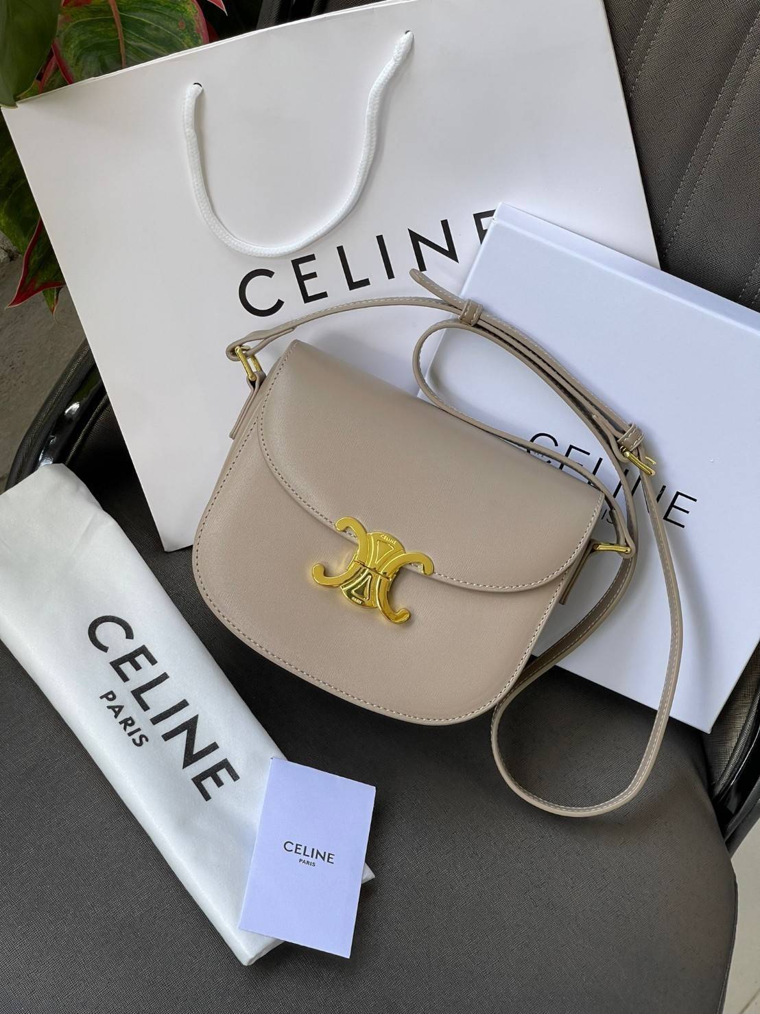 VIP 🥂 CELINE TEEN BESACE TRIOMPHE IN SHINY กระเป๋าสะพายคาดลำตัวรุ่นนี้นับว่าเป็นกระเป๋าอีกหนึ่งรุ่นในซีรีส์ Triomphe ที่ได้รับความนิยมอย่างมาก ด้วยรูปร่างทรงโค้งมนมีความคลาสสิกตามแบบฉบับของ Celine เพิ่มความหรูหราและโดดเด่นด้วยการตกแต่งด้วยโลโก้โลห