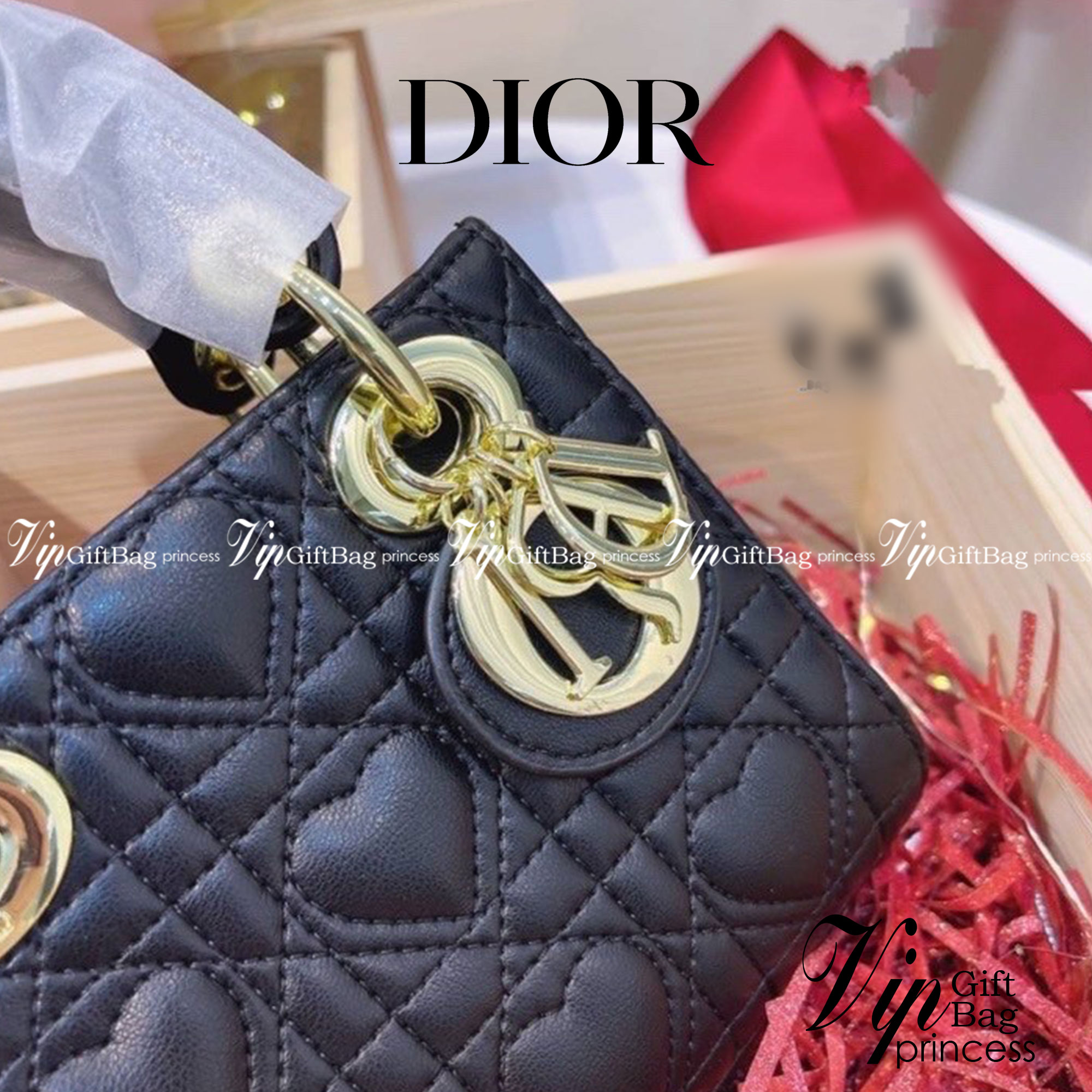 DIOR CD LADY BAG Lambskin with Heart Motif Black / Christian Dior Lady Dior Ultra-Matte Bag ดีไซน์เรียบง่าย แต่แฝงไปด้วยความหรูหรา ทรงกล่องคลาสสิค วัสดุหนังแท้ลายหัวใจ มีหูจับในตัวและสายครอสบอดี้สุดเลิศ แนะนำถือออกงานคือแพรวพราว โดดเด่นกว่าใคร จัดไปจ้า คุ