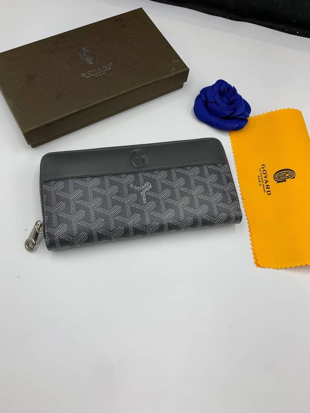 VIP GIFT 】GOYARD round zipper Matignon Long Wallet กระเป๋าสตางค์ซิปรอบใบยาว พร้อมส่ง 6 สี เหมาะกับการใช้งานทุกรูปแบบ นอกจากเพิ่มความมั่นใจแล้ว ยังทำให้ชีวิตของเราง่ายขึ้นอีกด้วย โดยการเปิดปิดแบบซิปรอบ สามารถใส่ธนบัตร เหรียญ บัตรต่างๆได้หลายใบเลยทีเดียว ขน