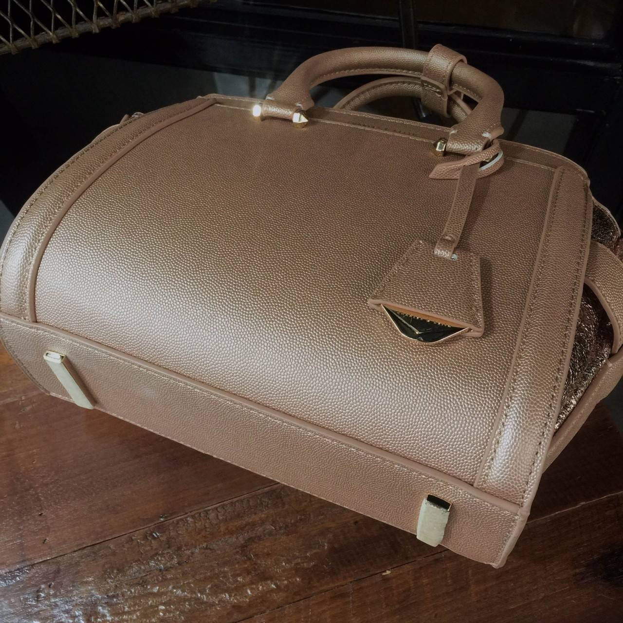 Charles&keith Structured Trapeze Detail Bag สำหรับคอลเลคชั่นใหม่ 2018 เพิ่มสีสวยๆโดนใจให้คุณได้เลือก ตัวกระเป๋าวัสดุหนัง PU อยู่ทรงน่าใช้ ภายในช่องใหญ่จุของได้เยอะม๊วกกก ช่องซิปเล็กด้านใน และช่องเก็บของจุกจิก เปิด-ปิดด้วยซิปรูดลื่นใช้งานคล่องตัว สายสะพายถ