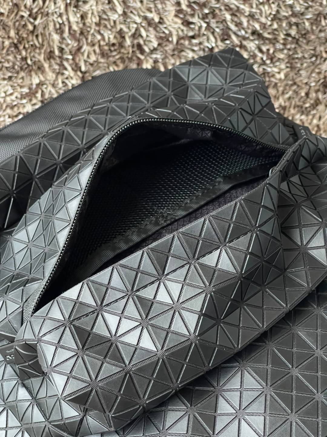 Bao Bao Issey Miyake Daypack geometric backpack กระเป๋าเป้ทรงคลาสสิก รองรับน้ำหนักได้ดี เหมาะกับการเดินทาง เป้สะพายหลังรุ่น Daypack One-Tone Backpack มาในรูปทรงกระเป๋าเป้สุดคลาสสิก โดดเด่นด้วยการออกแบบที่เป็นเอกลักษณ์ วัสดุสามเหลี่ยมขนาดเล็กพิเศษ ได้กลิ่น