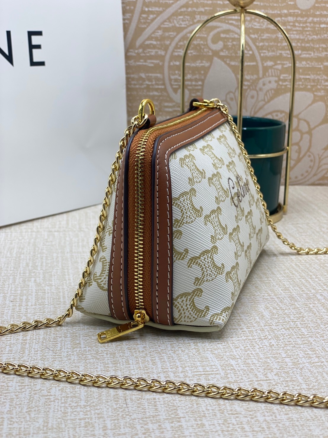 CELINE POUCH 16cm / CELINE TRIOMPHE Triumphal Arch Canvas / CELINE CLUTCH WITH CHAIN ภาพถ่ายจากสินค้าจริง พร้อมส่งที่ไทย ใช้งานต่างประเทศได้ กระเป๋าคลัทช์ดีไซน์เรียบหรูออกแบบมาได้อย่างลงตัว