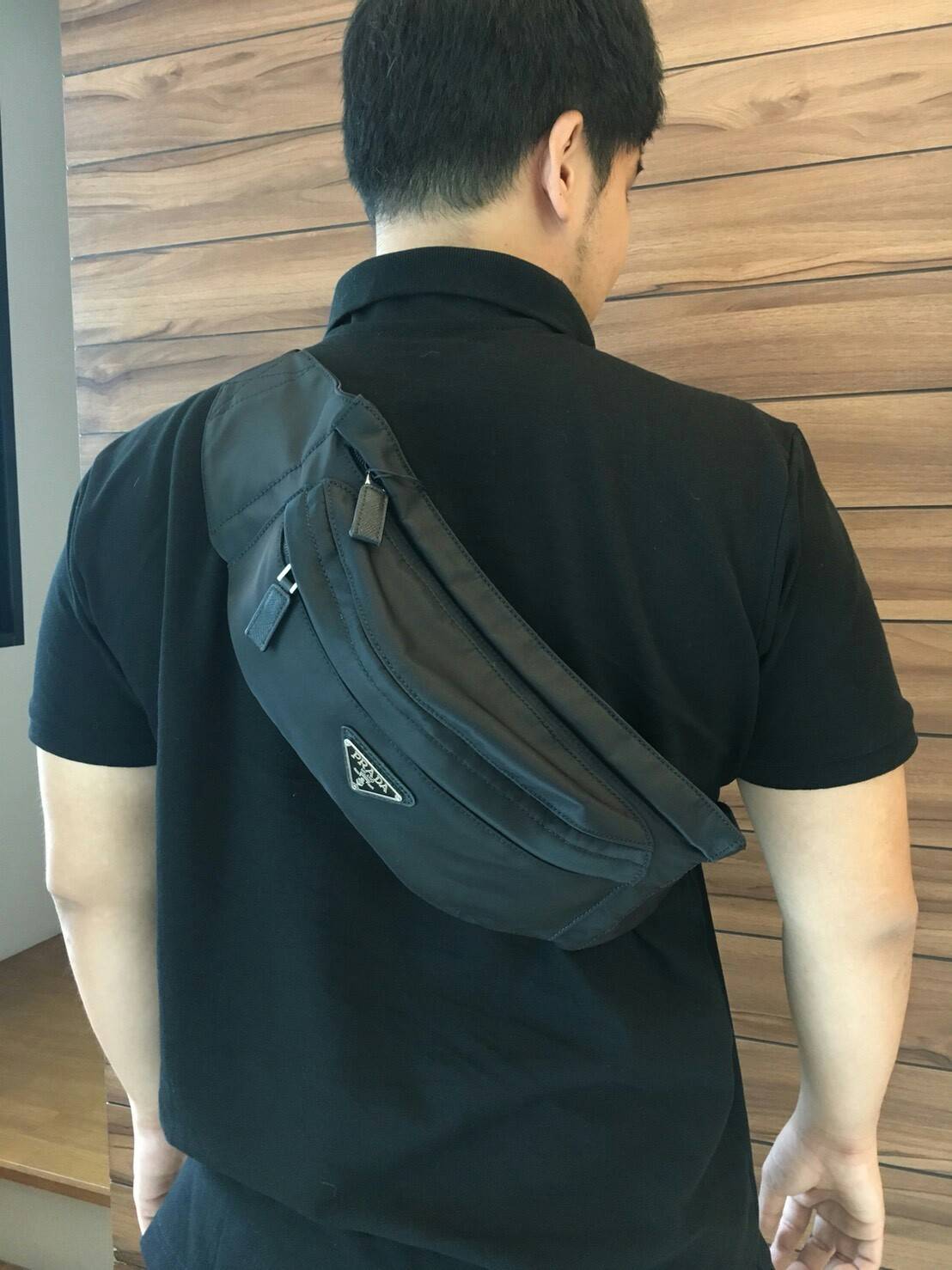 New Must Have Now อีกหนึ่งรุ่น Prada เหมาะกับท่านชาย เป็นอย่างยิ่ง กับกระเป๋าคาดอก / คาดเอว ทรงสวย จากงานพรีเมี่ยมกิ้ฟจากแบรนด์ PRADA ทรงฮิต วัสดุผ้า NYLON คุณภาพดี กันน้ำ100% ใส่ของได้หลากหลาย ตัวกระเป๋าอะไหล่สีเงิน ตัวล้อคปั้มจมแบรนด์สุดหรู ด้านมาพร้อมซ