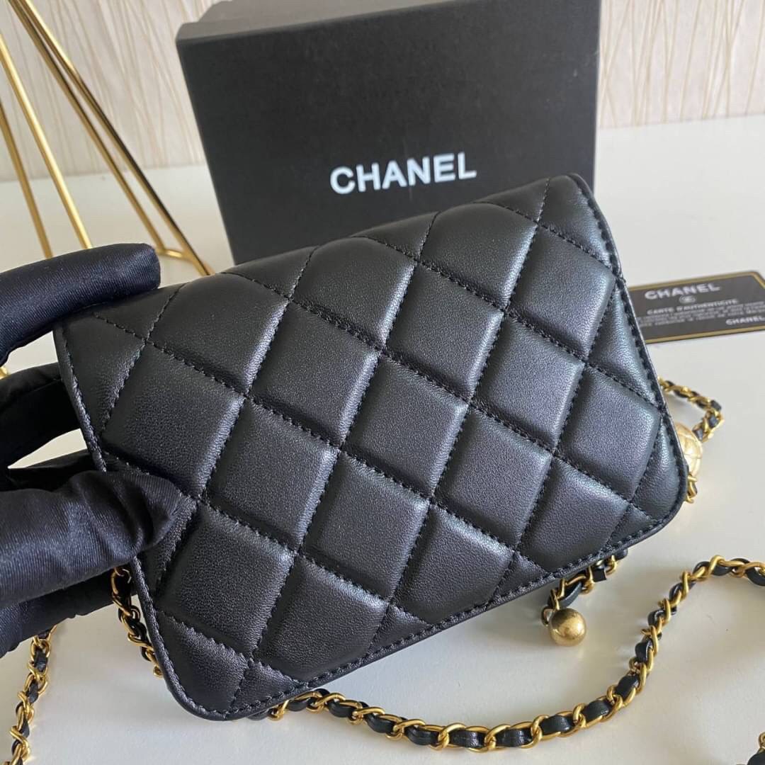 VIP GIFT 】หนังแกะแท้ CHANEL lambskin small shoulder bag with chain เรียบหรู ดูดี ดีไซน์สุดคลาสสิค ใช้ออกงานได้เลย มีสายโซ่อะไหล่ทองรมควันอย่างลงตัว ไอเท็มแนะนำพร้อมส่งที่ไทยราคาสุดคุ้มห้ามพลาดค่ะ!