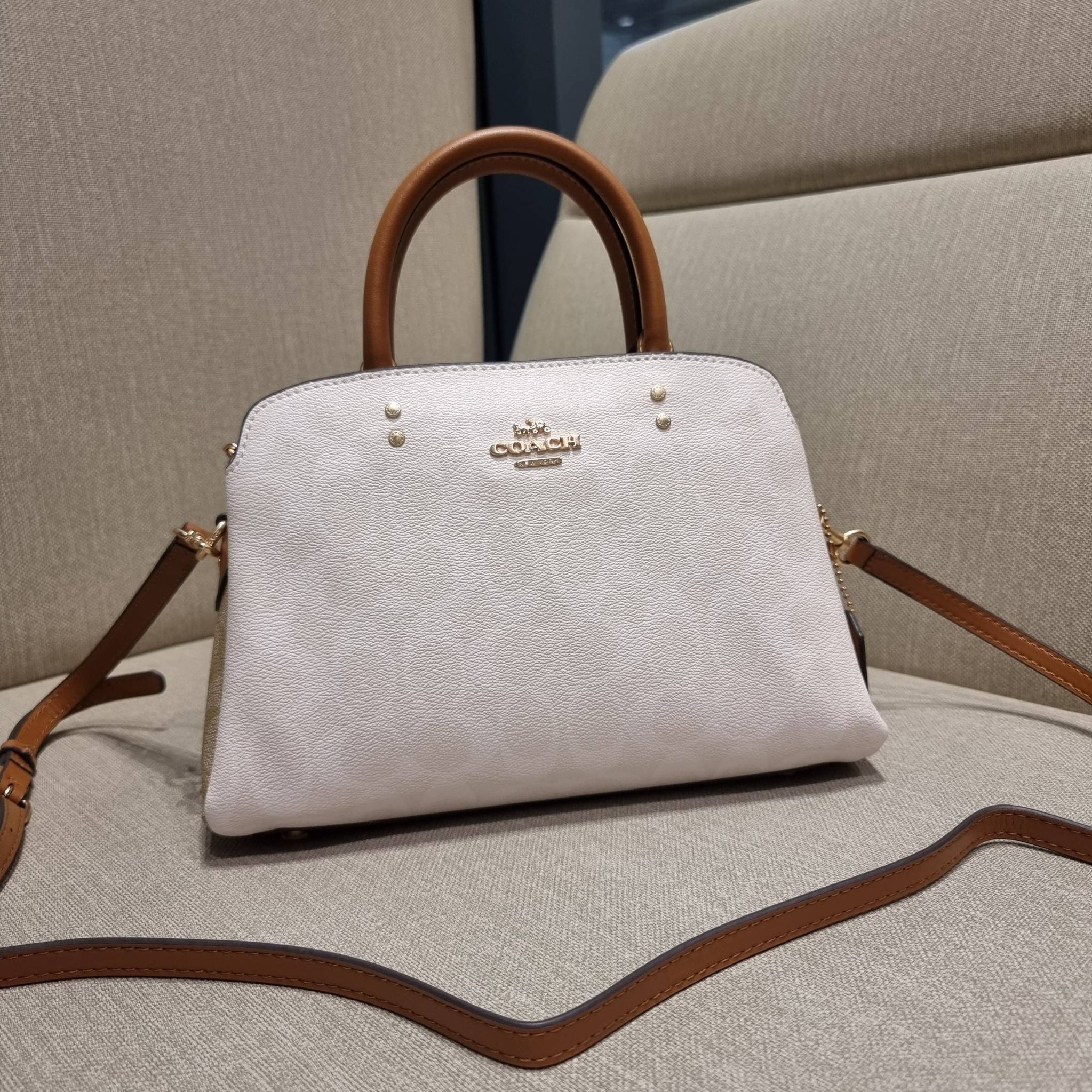COACH C627 MINI LILLIE CARRYALL IN BLOCKED SIGNATURE CANVAS สีใหม่ล่าสุด กับรุ่นที่สุดของความขายดี คอลยอดฮิตโทนสีลูกคุณ!! กระเป๋าสะพายทรงสวย ที่ดีไซน์ออกมาให้ใช้งานง่าย สะดวก สวย หรู ดูดี!! วัสดุหนังแคนวาสเคลือบลาย มาพร้อมสายสะพายข้างและหูจับในตัว ถอดออกถ