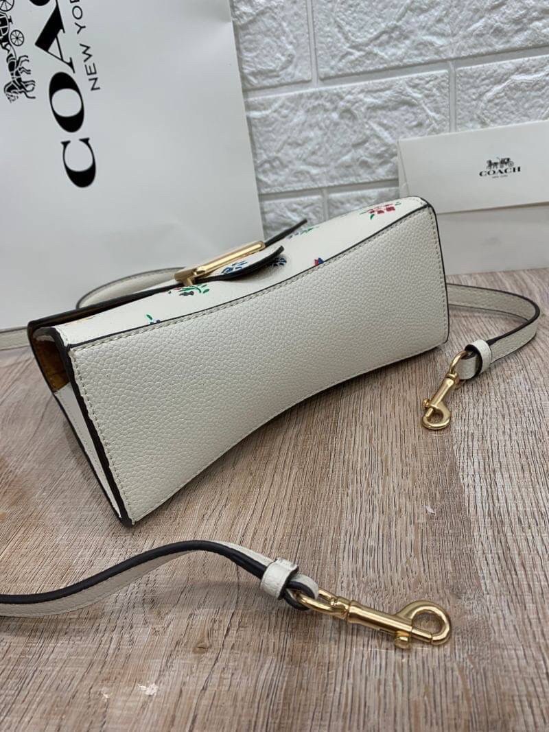 สวยหรู ดูไฮ มากๆคะ💐 COACH PEPPER TOP HANDLE SHOULDER BAG ((C4092//C1325//C1323)) พร้อมส่งที่ไทย รุ่นแนะนำค่ะ! กระเป๋าหิ้วหรือสะพายไหล่ได้ หนังแท้สวยงาม ทรงหรูมากค่ะ เปิดปิดแบบกระดุมแม่เหล็กมีอะไหล่โลโก้แบรนด์เด่นด้านหน้า ภายในสามารถใส่กระเป๋าเงินใ