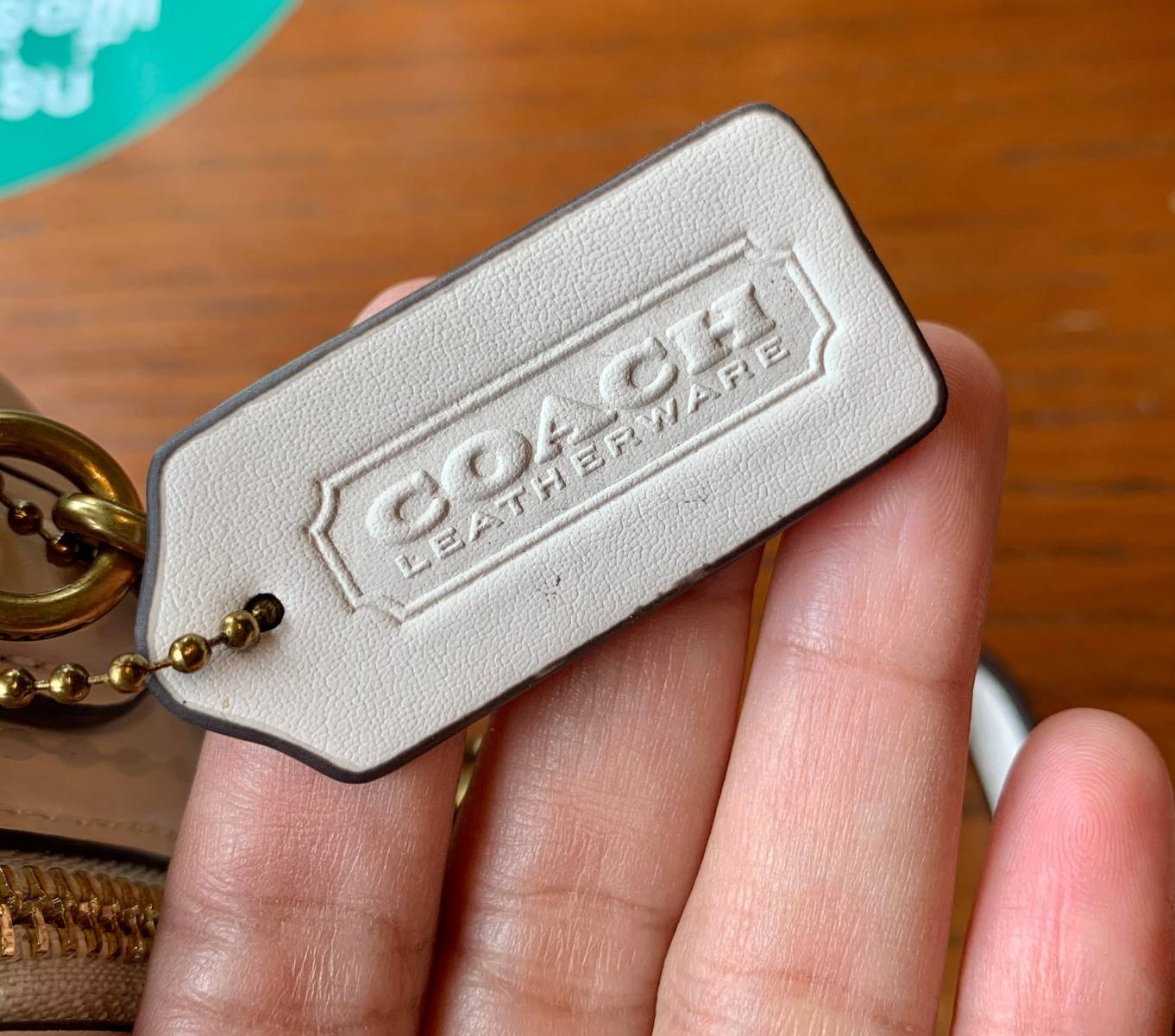 COACH LUNCHBOX TOP HANDLE WITH HEART PRINT ((C3920)) พร้อมส่งความน่ารักที่ไทย ตามมาติดๆค่ะ!! กระเป๋าสะพายข้างหรือแบบหิ้วออกงานเกร๋ๆได้เลยค่ะ หนังแท้อย่างดีสวยงามมากค่ะ ❤️จุดเด่นของรุ่นคือปริ้นลายหัวใจแบบ3D ทั้งใบ