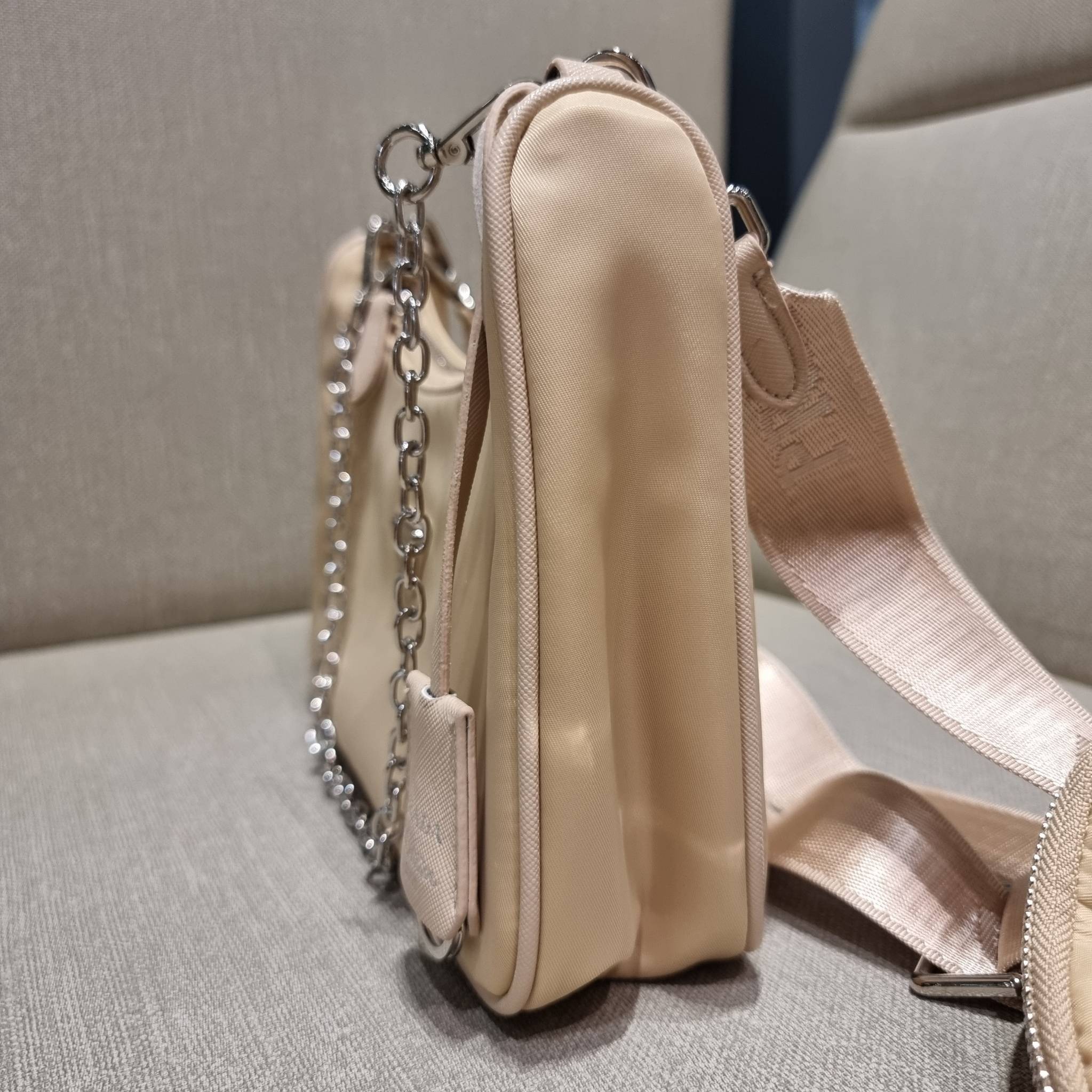 VIP 🥂 PRADA RE-EDITION 2005 RE-NYLON SHOULDER BAG ไอเท็มสุดปัง ที่ฮิตตลอดกาลไม่ว่าจะปีไหนๆ จัดให้ครบทั้งสีขายดีและสีใหม่ล่าสุด ที่สายคุณหนูห้ามพลาด!! กับกระเป๋าสะพายทรงคลาสสิค เหมาะเป็น everyday bag มากๆ วัสดุผ้าไนล่อนคุณภาพ พร้อมใบลูก ไว้ใส่เหรีย