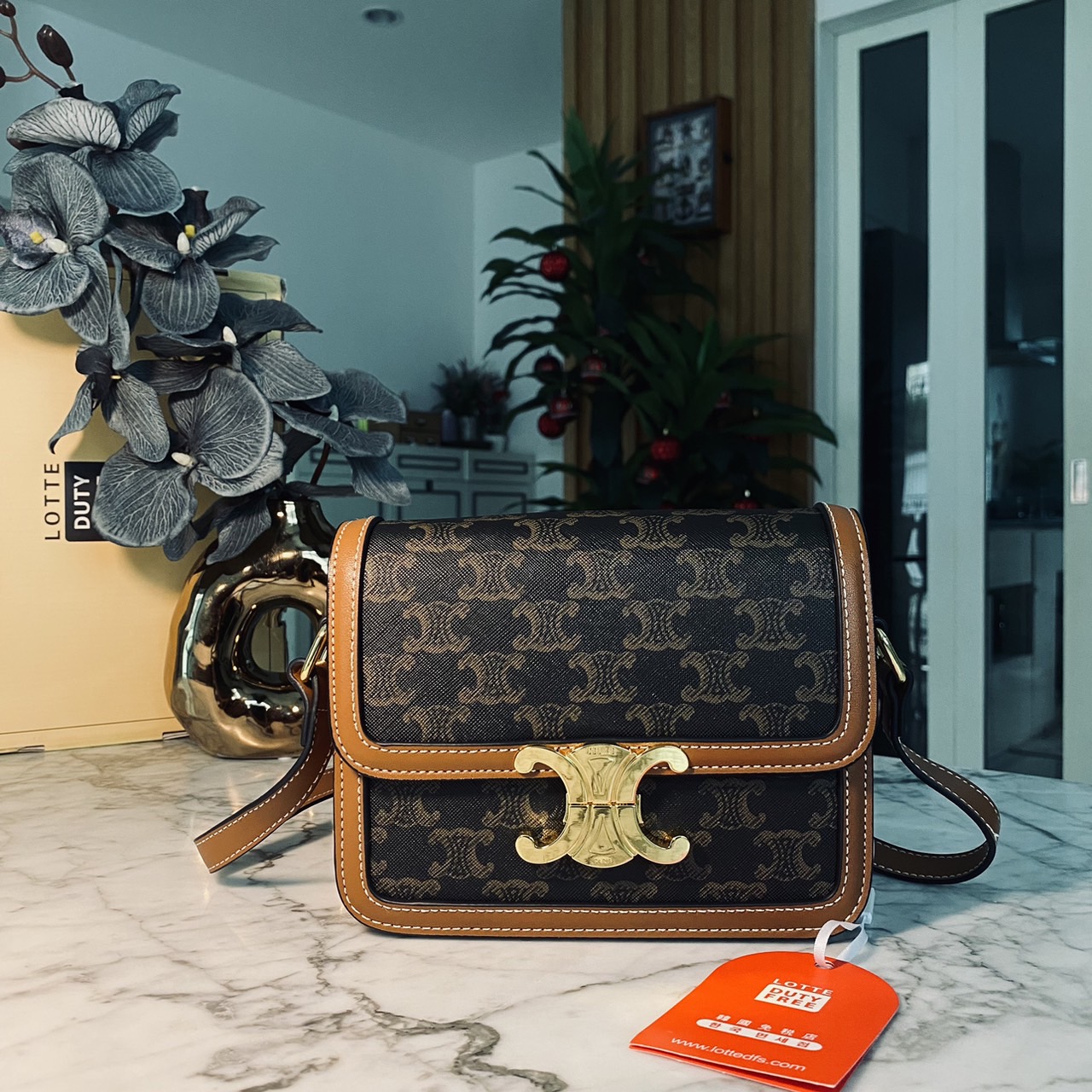 CELINE Teen Triomphe Bag 20cm กระเป๋าสะพายรุ่นยอดนิยม งานสวยอยู่ทรง ไม่มีไม่ได้เลยกับไอเท็มสุดคลาสสิค เนเชอรัลโทน ดูดี ดูแพง -- รับตัวแทนกระเป๋า