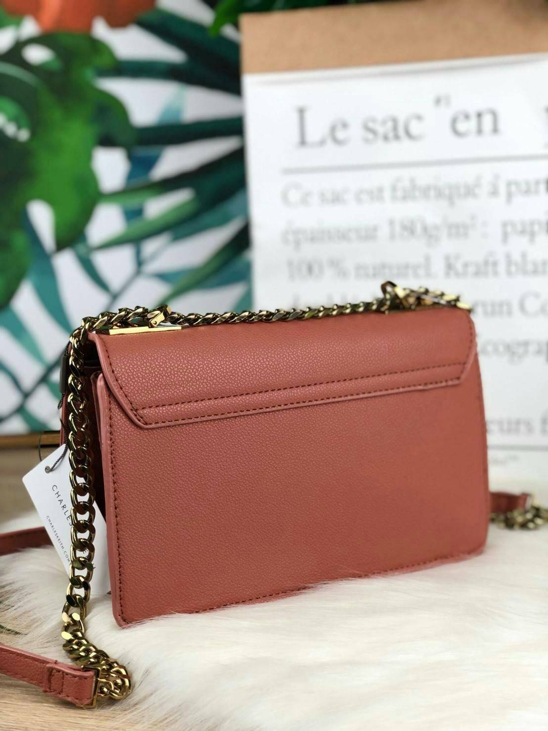 CHARLES & KEITH METAL PUSH LOCK CROSSBODY BAG รุ่นฮิตขายดีมีมาพร้อมส่งแล้วจ้า กับกระเ๋าสะพายไซส์น่ารัก วางอยู่ทรง เปิดปิดด้วย ตัวล็อกด้านหน้า ด้านในแบ่งเป็น 2 ช่องมีช่องซิปตรงกลาง จุของได้เยอะพอควรเลยค่ะ ใส่ iPhone plus ได้สบายๆ และของจุกจิกที่จำเป็น รุ่น