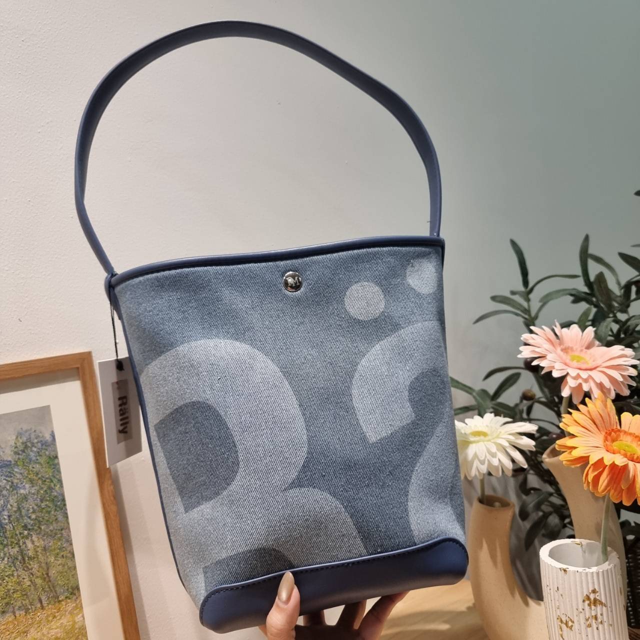 Rally movement the bag denim เป็นไอเท็มที่ฮอตสุดๆแห่งปีจริงๆ กับกระเป๋าทรงบัคเก็ต ที่ดีไซน์ออกมาคลาสสิคและใช้งานง่ายจริงๆ