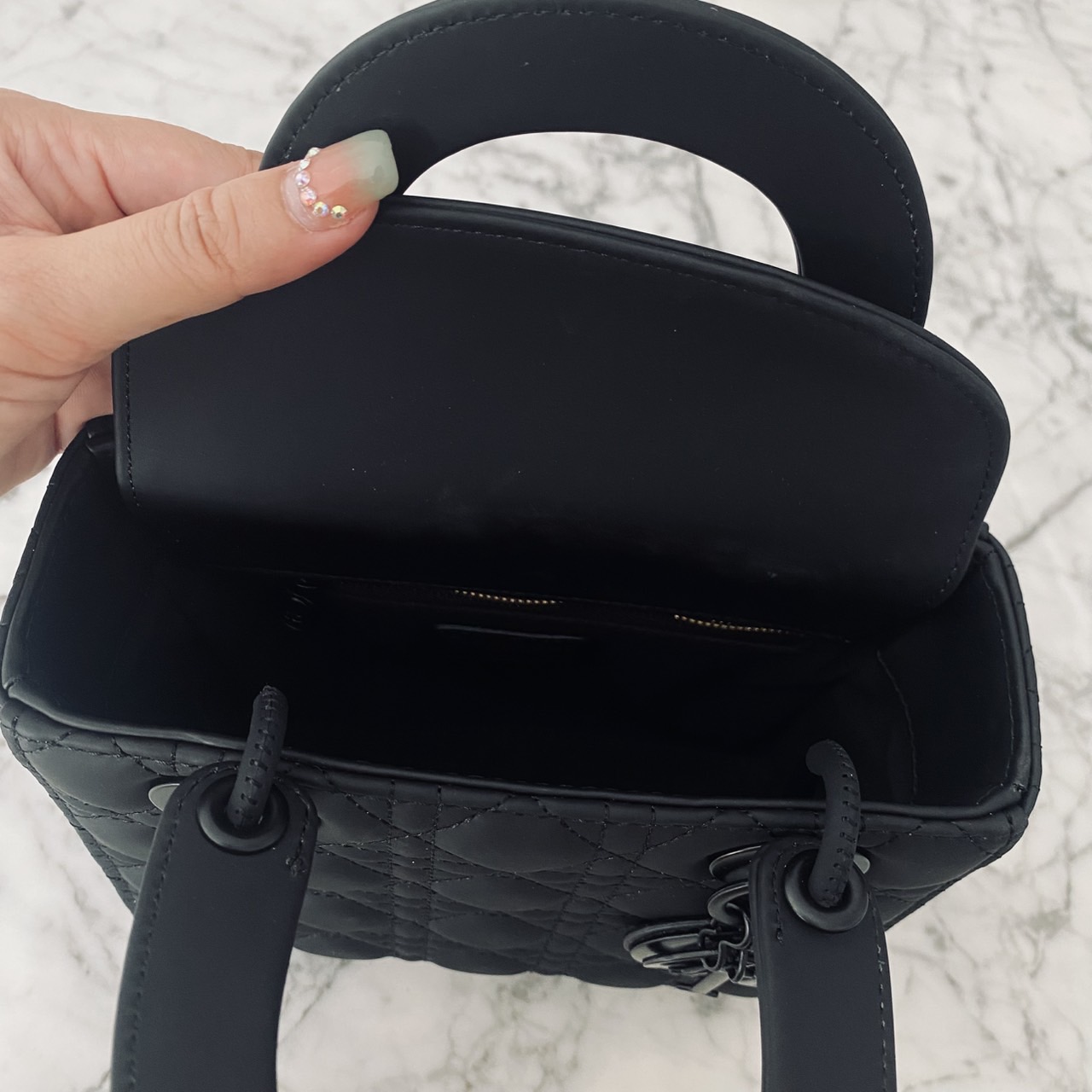 DIOR Small Lady My ABCDior bag Black Cannage Ultra-matte กระเป๋าสะพายดีไซน์เรียบหรู ทรงกล่องคลาสสิค โดดเด่นด้วยพวงกุญแจอะไหล่สีเดียวกับตัวกระเป๋า สีดำผิวแมทท์สุดคลาสสิก ลายเส้นซ้อนทับสวยงาม