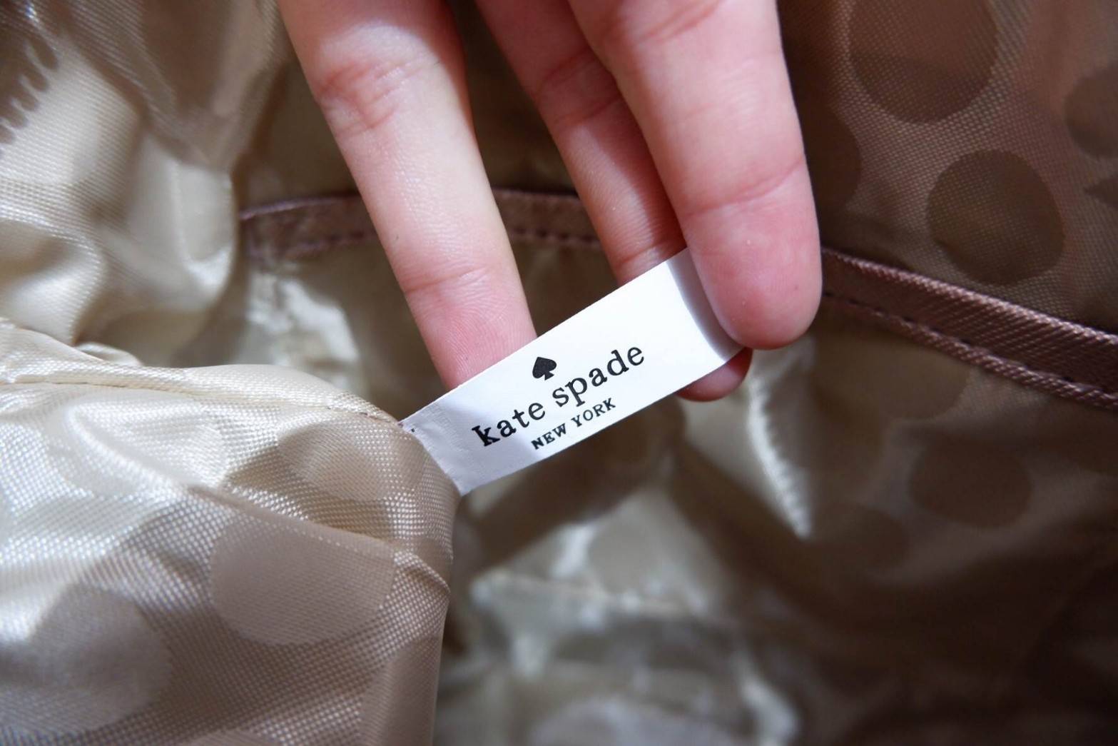 KATE SPADE CEDAR STREET MANDY แบรนด์ดังจากอเมริกาสุดฮิต กระเป๋าขนาดน่ารัก สะพายข้าง หนัง saffiano ภายในลายสวยเก๋สีทองเรียบหรู ทรงแข็งอยู่ทรง MUST HAVE!!