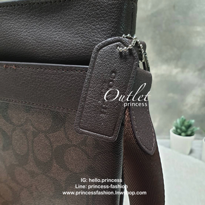 Coach crossbody bag กระเป๋าสะพายข้าง crossbody สำหรับคุณผู้ชาย วัสดุหนังลาย signatire brand แบรนด์ ด้านหน้ามี 2 ช่องซิป ด้านหลังมีช่องใส่ ภายในแบ่งเป็น 2 ช่อง ใส่ wallet ยาว มีช่อง ใส่ tablet พร้อมกระดุมล็อค ใบนี้ใส่ของได้จุ เป็นสัดส่วย สายสะพายยาวปรับระด