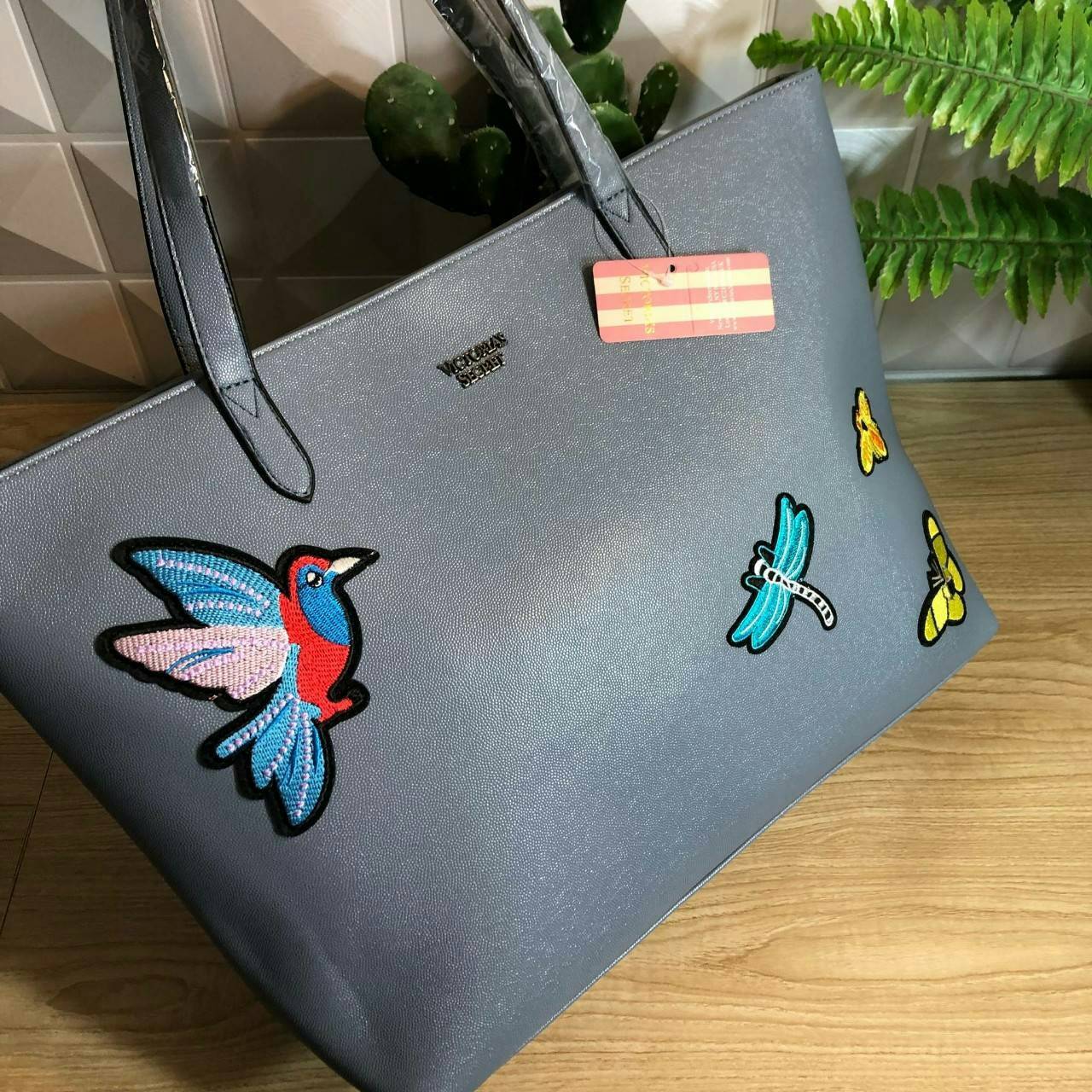 Victoria’s Secret Tote Bag 2019 กระเป๋าถือหรือสะพายลายหนังคาเวียร์ สวยด้านหน้าประดับด้วยโลโก้ ตัวกระเป๋าแต่งด้วยลายปักสวยเก๋ ปากกระเป๋าเปิดปิดด้วยซิปสะดวกใช้ ภายในมีช่องโล่งและช่องเล็กไว้แบ่งเก็บของ ใส่หนังสือ เอกสาร A4 Notebook ipad กระเป๋าสตางค์ ของใช้ไ