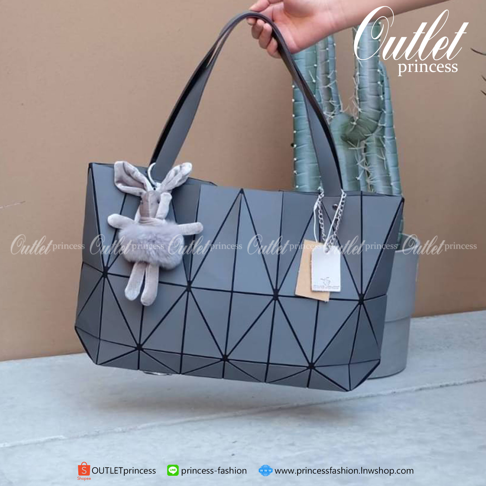 ทรงสุดฮิตจากแบรนด์ David Jones ใบนี้ มาพร้อมกับน้องหมี สีเข้า set กับกระเป๋าคะ