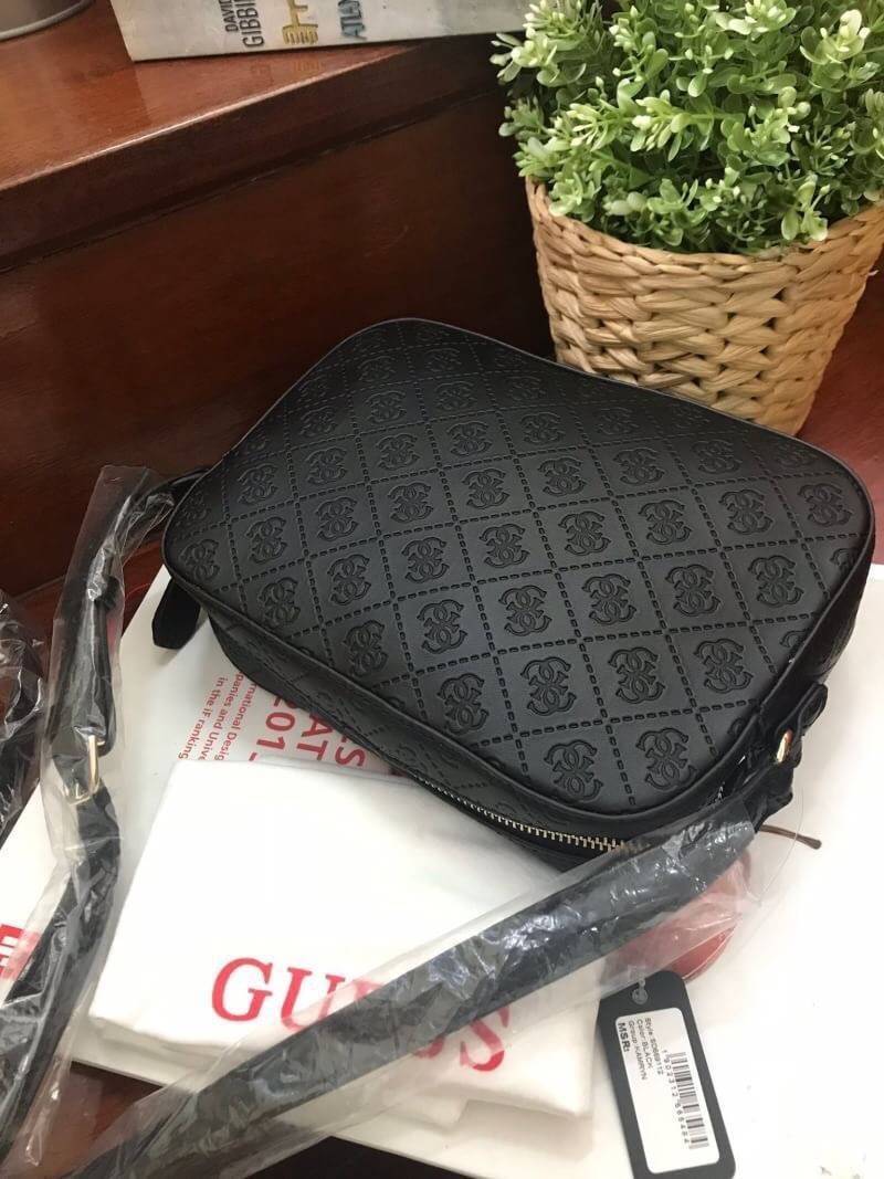 New Arrival!! Guess Women's Black Kamryn Top Zip Cross Body Bag กระเป๋าสะพายไหล่ ขนาดกำลังดี มีดีเทลที่มีโลโก้หนังปั้มจมรอบใบรวมถึงตัวสายและหัวซิป ตรงกลางติดสัญลักษณ์แบรนด์ เปิดใช้งานด้วยซิปเดียวด้านบน ภายในใส่กระเป๋าสตางค์ยาวได้ มีช่องเสียบการด์และช