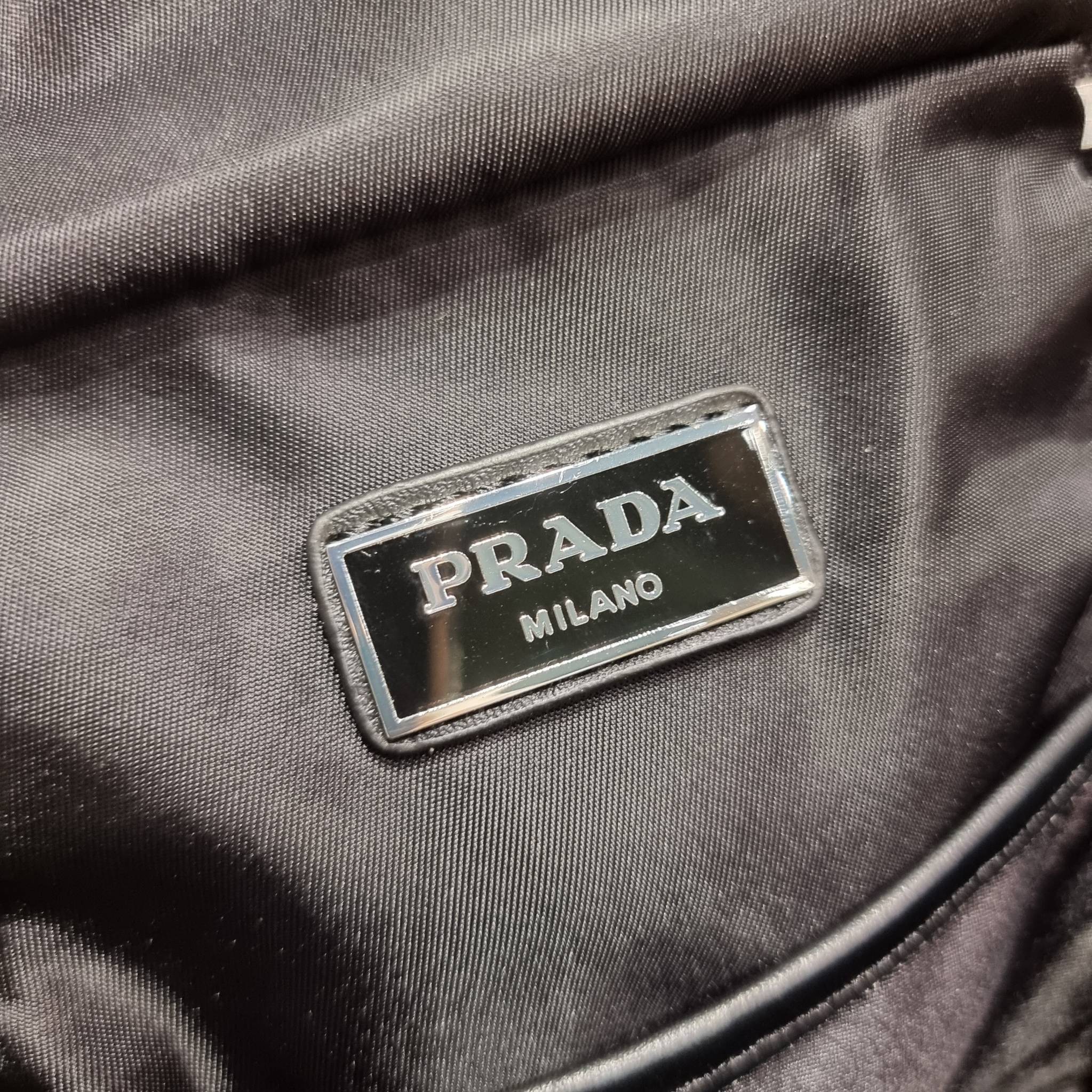PRADA RE-NYLON AND LEATHER SHOULDER BAG ถึงเวลาของหนุ่มกันแล้ว!! ไอเท็ม best seller ที่เตรียมขึ้นแท่นรุ่นหายาก เท่ คูล ดูดี ไม่เกร่อ กระเป๋าสะพายข้าง รูปทรงเรขาคณิต ดีไซน์เรียบง่าย แต่มีความหรูในตัว วัสดุผ้าไนล่อนคุณภาพ พร้อมใบลูก ไว้ใส่เหรียญ ใส่กุญแจได้