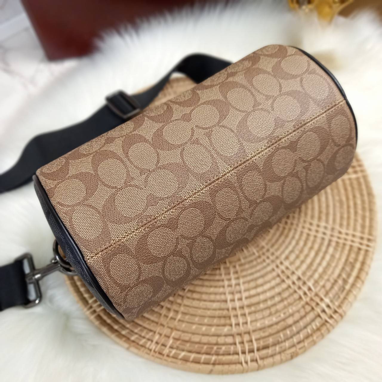 COACH BARREL SIGNATURE CANVAS CROSSBODY (C2957) กระเป๋าสะพาย ทรงเก๋ ขนาดกำลังดี ที่บอกได้คำเดียวว่า เท่ไม่หยอก!! คือดีย์มาก!!// วัสดุแคนวาส ผสมหนังแท้ ลาย SIGNATURE รูปทรงกระบอก// เปิด-ปิด ด้วยซิบ ด้านในโล่งกว้าง เก็บของได้เยอะ// มาพร้อมสายสะพาย สายสปอร์ต