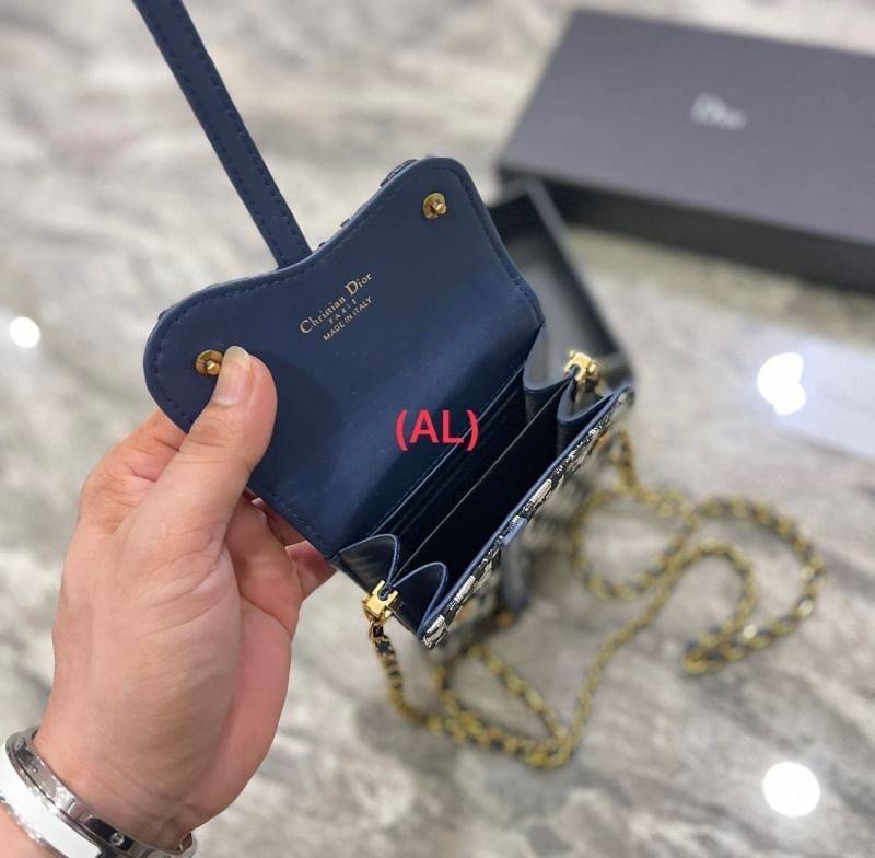 DIOR Phone Bag / DIOR Vertical Saddle Pouch Blue Dior Oblique Jacquard กระเป๋าใส่โทรศัพท์เอกลักษณ์ของความหรู สายสะพายโซ่อะไหล่ทองสวยงาม ด้านหน้าโดดเด่นด้วยซิกเนเจอร์แบรนด์ เป็นอีกหนึ่งรุ่นที่ดาราเชเลปใช้กันเยอะ แนะนำค่ะ