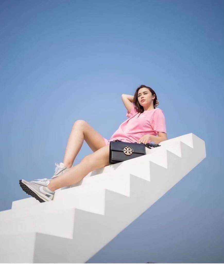 TORY BURCH MILLER SHOULDER BAG รุ่นยอดนิยม รุ่นหายาก รุ่นที่สาวๆตามหา ใบนี้เลย!! สวยหรู ผู้ดีทุกสี กระเป๋าสะพายไหล่ ดีไซน์อยู่ทรง คลาสสิคแฝงความหรูด้วยโลโก้สีทองอร่ามโดดเด่น