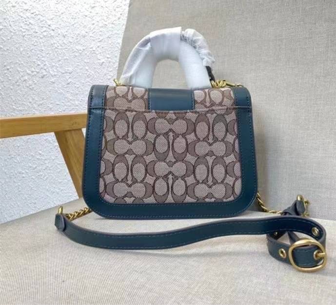 ใบจริงสวยหรูมากๆค่ะ💥 COACH ALIE TOP HANDLE IN SIGNATURE JACQUARD ((C4822)) พร้อมส่งที่ไทยค่ะ! กระเป๋าหิ้ว//สะพายข้าง วัสดุ Jacquard+หนังแท้ได้ลงตัวสวยงามมากๆค่ะ คลาสสิคสุดๆ เปิดปิดกระเป๋าแบบกดล็อค ช่องหลักกางออกได้กว้างสามารถใส่กระเป๋าเงินใบกลางได