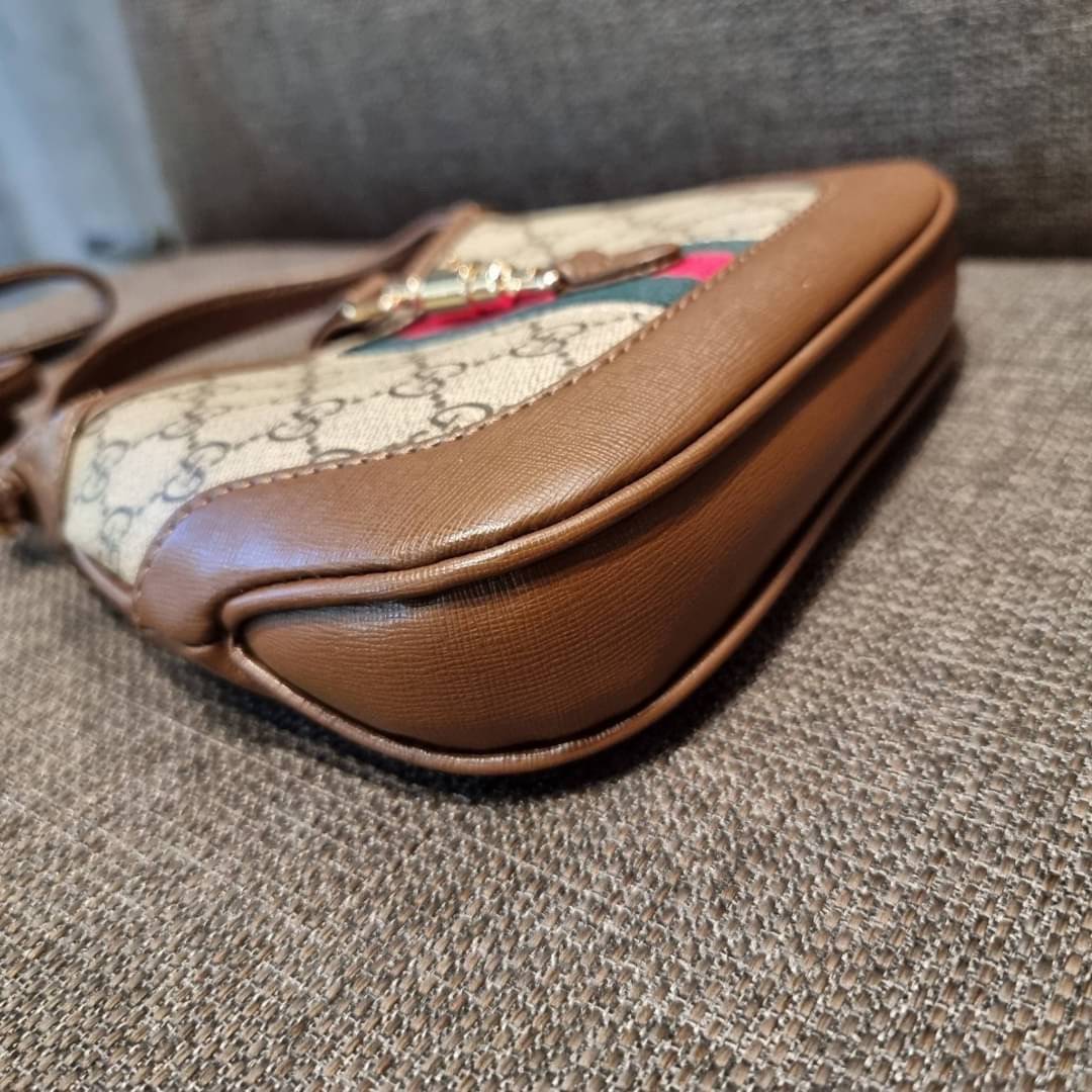 GUCCI Jackie 1961 Mini Hobo Bag GC MULTI BAG น้องคนสวย ใบเล็กแต่สุดว้าว กระเป๋าถือ/สะพายข้างวีไอพี พรีเมี้ยมกิ๊ฟที่จะทำให้หลงรักกันไปแบบสุดๆ น้องน่ารักมีดีเทลแฝงความหรูในตัว วัสดุหนังแคนวาสทนทาน อยู่ทรง ปากกระเป๋ามีตัวล็อค ภายในเป็นช่องโล่ง มีช่องใส่บัตรภ