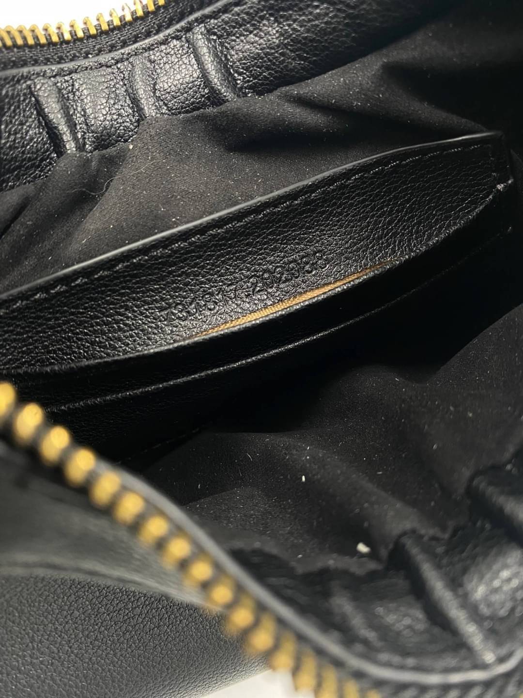 GUCCI Aphrodite small shoulder bag กระเป๋าสะพายทรงคลาสสิค ดีไซน์ย้อนยุคผสานความโมเดิร์นด้วยรูปทรงพอช ที่ใช้งานได้ทุกสไตล์ วัสดุหนังแคนวาส ทนทาน ภายในกระเป๋าเป็นช่องโล่ง