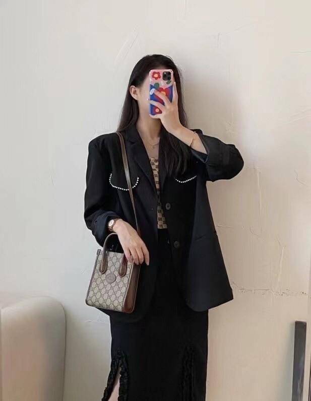 Gucci mini Tote กระเป๋าสะพายข้าง Premiumgift วัสดุหนังแท้ ด้านในโล่ง ใส่กระเป๋าตังค์ ใส่โทรศัพท์ Iphone+ ได้ สายยาวปรับระดับได้ Crossbody ได้ น้ำหนักเบา มาพร้อมกล่องและลิปบิ้นแบรนด์ สวยหรูดูแพง จะซื้อใช้เองหรือเป็นของขวัญก็เหมาะ ได้ไปไม่ผิดหวังค่ะ ไอเท็มน