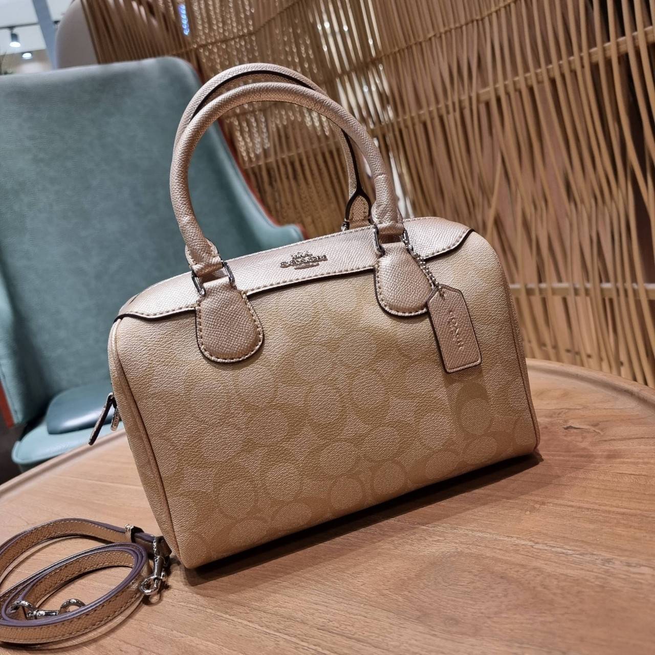 COACH F32203 MINI BENNETT SATCHEL IN SIGNATURE CANVAS กลับมาอีกครั้ง!! กับกระเป๋าทรงหมอนยอดฮิต 🥳 มีกี่สีก็ขายหมด วัสดุหนังแคนวาสเคลือบลาย ทรงสวยใช้งานได้ทุกโอกาส ภายในโล่งกว้างใส่ของได้เยอะ มีหูจับในตัว และสายสะพาย crossbody ปรับได้ตามตัว ใบนี้ไม่