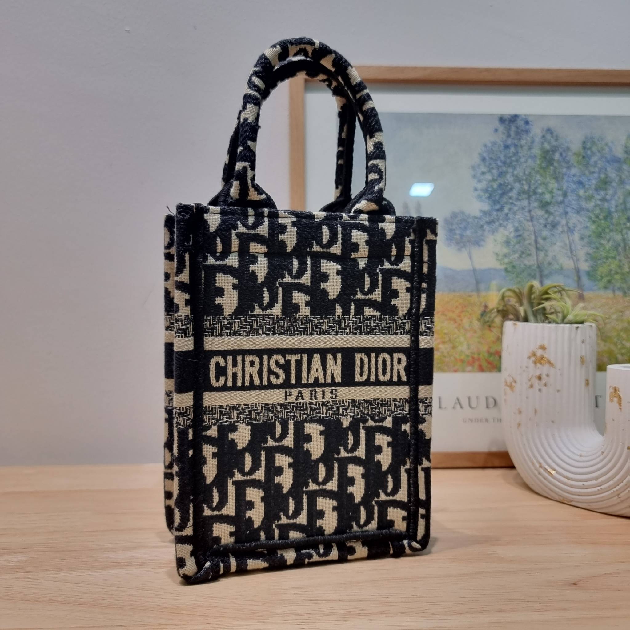 Dior mini book tote phone bag / CD MINI SHOPPING BAG น้องคนสวย ไซส์มินิ ขนาดเล็กน่ารัก น่าใช้มากกกก!! ดีไซน์คลาสสิควินเทจ สวยหรู