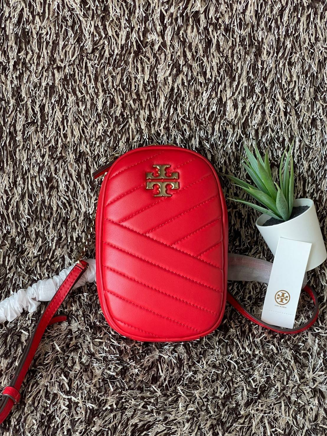 Tory burch kira chevron n/s crossbody bag กระเป๋าสำหรับใส่มือถือหรือของจุกจิกต่างๆ ได้กลายมาเป็นแฟชั่นสุดร้อนแรงแห่งปี คอลเลคชั่นนี้ออกมาเพื่อเอาใจสาวๆโดยเฉพาะ สีสันสุภาพเพื่อให้แมทช์กับสีสันของเสื้อผ้า ได้ง่าย ภายในยังสามารถแบ่งสันปันส่วนไว้สำหรับใส่บัตร