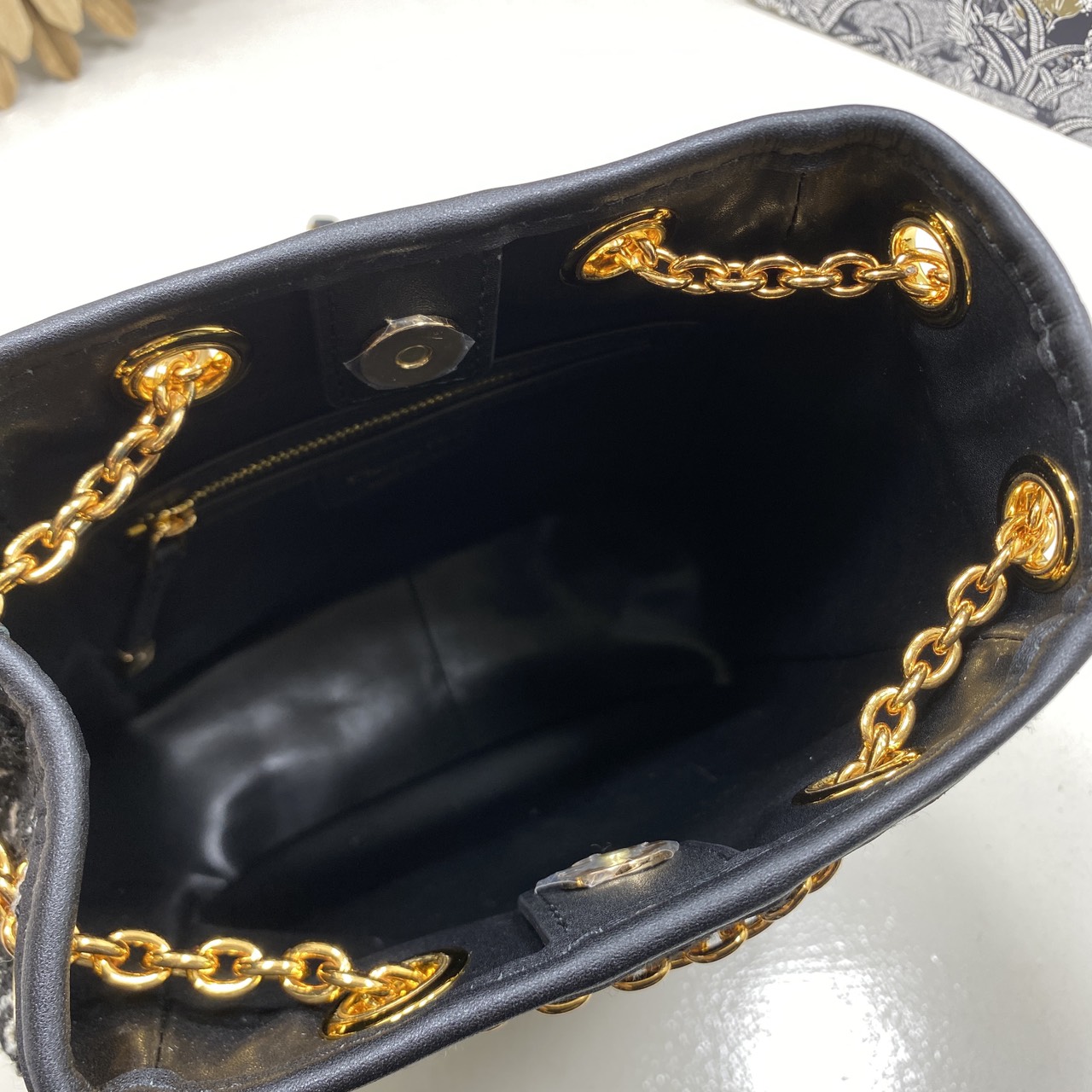 ORI หนังแท้ | Dior Caro Multicarry Bucket Backpack กระเป๋าเป้สะพายหลัง คอลใหม่ล่าสุด โดดเด่นด้วยผ้าทอทวีตโทนสีดำ พร้อมกระเป๋าเล็กคู่หน้า เปี่ยมไปด้วยสไตล์และความหรูหราตกแต่งด้วยโลโก้ CD โลหะสีทอง