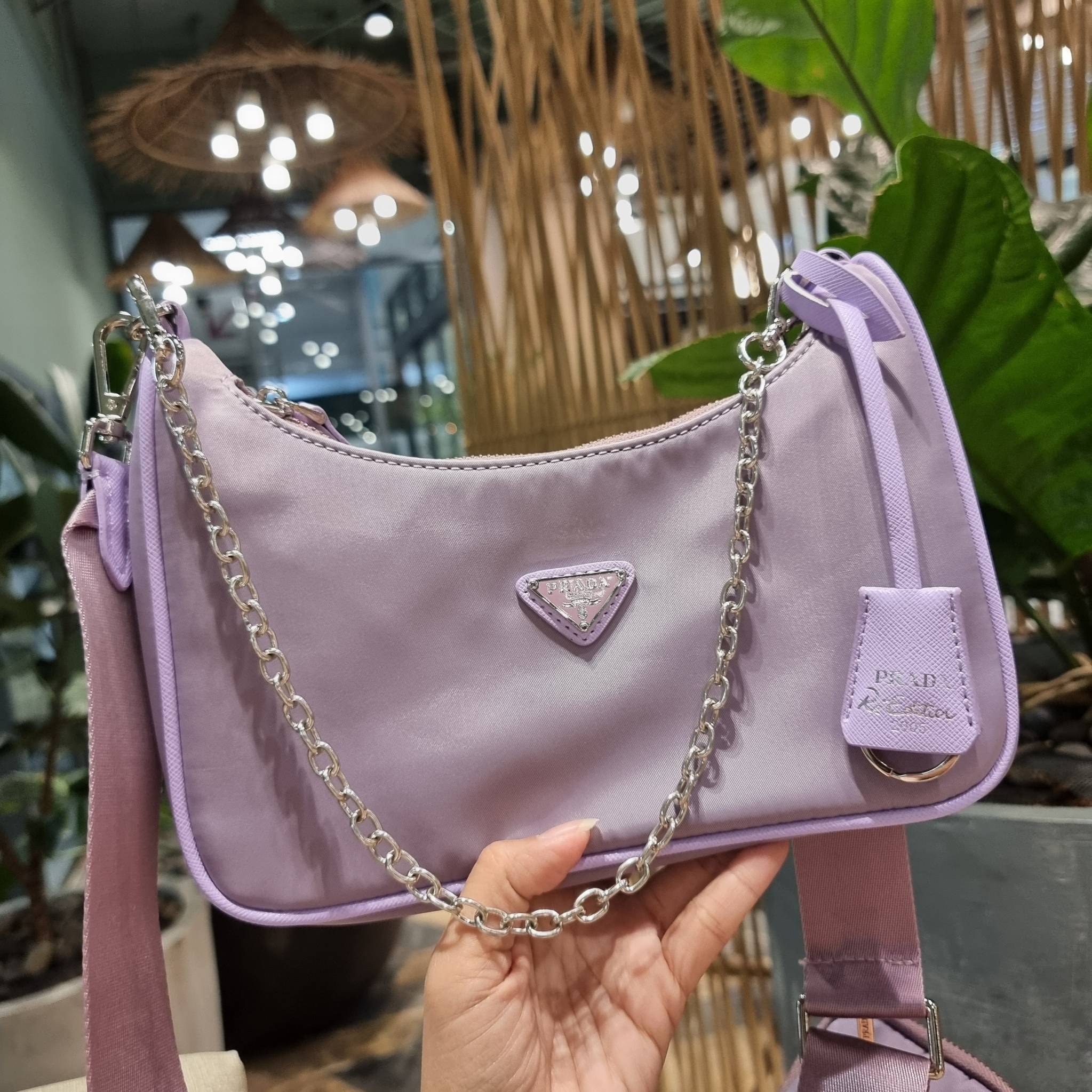 VIP 🥂 PRADA RE-EDITION 2005 RE-NYLON SHOULDER BAG ไอเท็มสุดปัง ที่ฮิตตลอดกาลไม่ว่าจะปีไหนๆ จัดให้ครบทั้งสีขายดีและสีใหม่ล่าสุด ที่สายคุณหนูห้ามพลาด!! กับกระเป๋าสะพายทรงคลาสสิค เหมาะเป็น everyday bag มากๆ วัสดุผ้าไนล่อนคุณภาพ พร้อมใบลูก ไว้ใส่เหรีย
