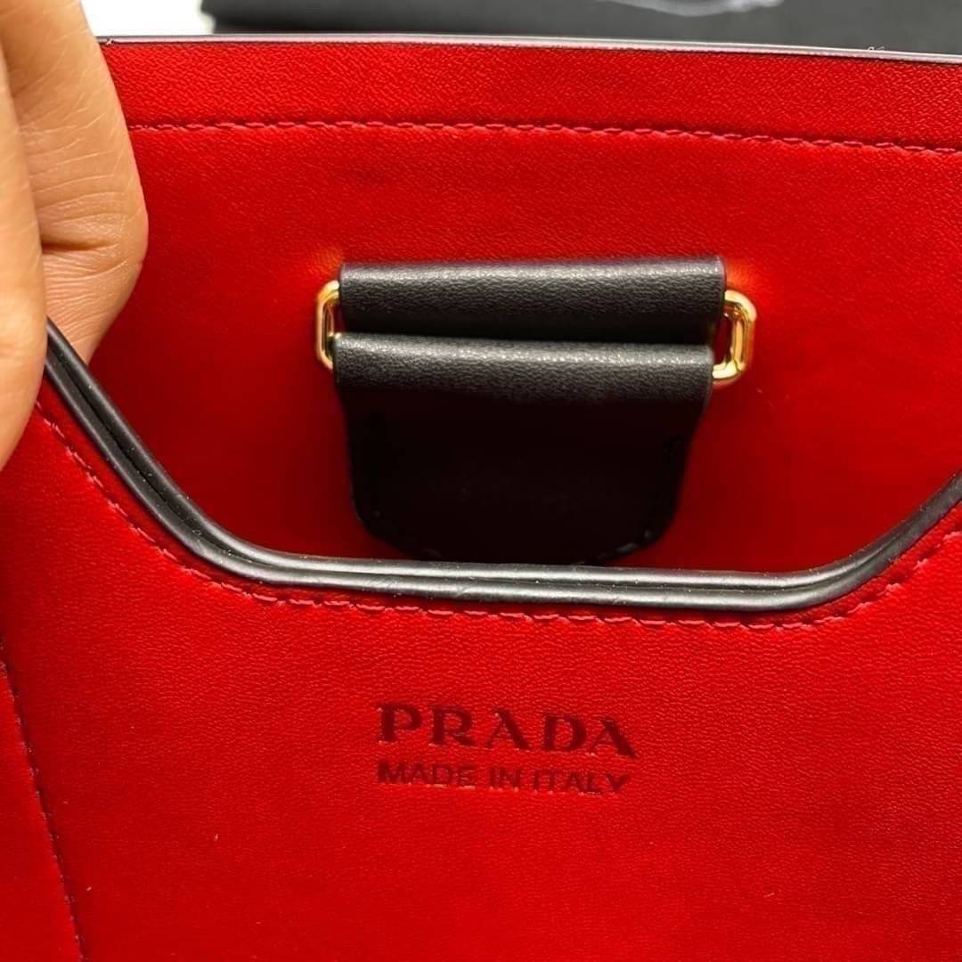 Prada Panier Saffiano Leather Bag / PRADA Saffiano Bucket Bag กระเป๋าสะพายทรง bucket ไซส์น่ารักน่าใช้ ภายในโล่งกว้าง ใส่ของสำคัญได้เลย รีบจับจองกันน้า ราคาสุดคุ้มแบบนี้ ตำเลย!