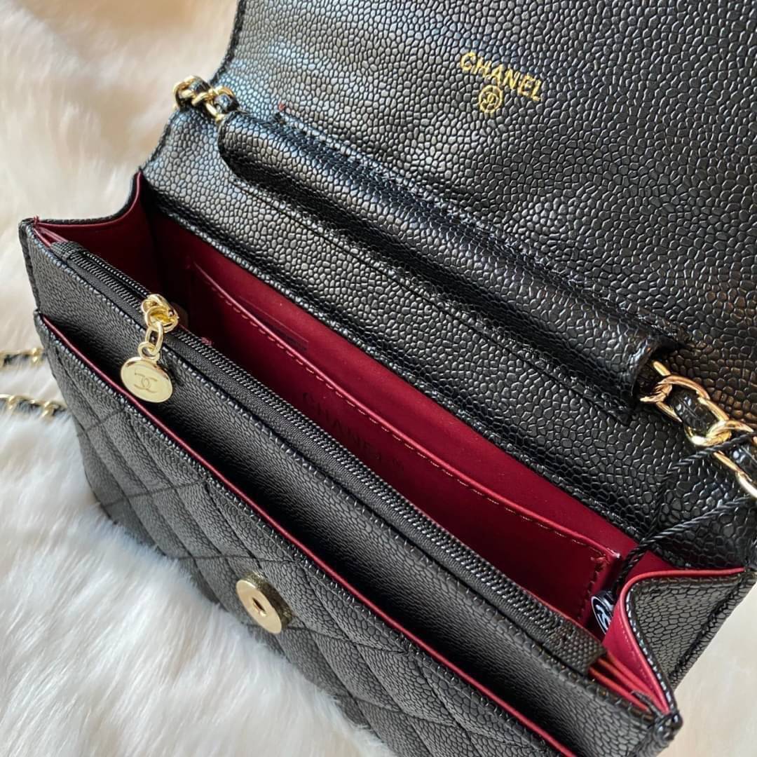 Chanel รุ่น Limited edition วัสดุหนังลายคาเวียร์ เนื้อนุ่ม อยู่ทรงคุณภาพดีตามแบบฉบับของแบรนด์ ขนาดกำลังดี น้ำหนักเบา ด้านหน้ามีโลโก้แบรนด์อะไหล่หรู มีช่องใส่บัตร ใส่ของจุกจิก เปิดปิดด้วยฝาปิดกระดุม ซับในหนัง ตัวจริงสวยมากๆถูกใจรีบจองนะคะ Premium Gift แท้ 